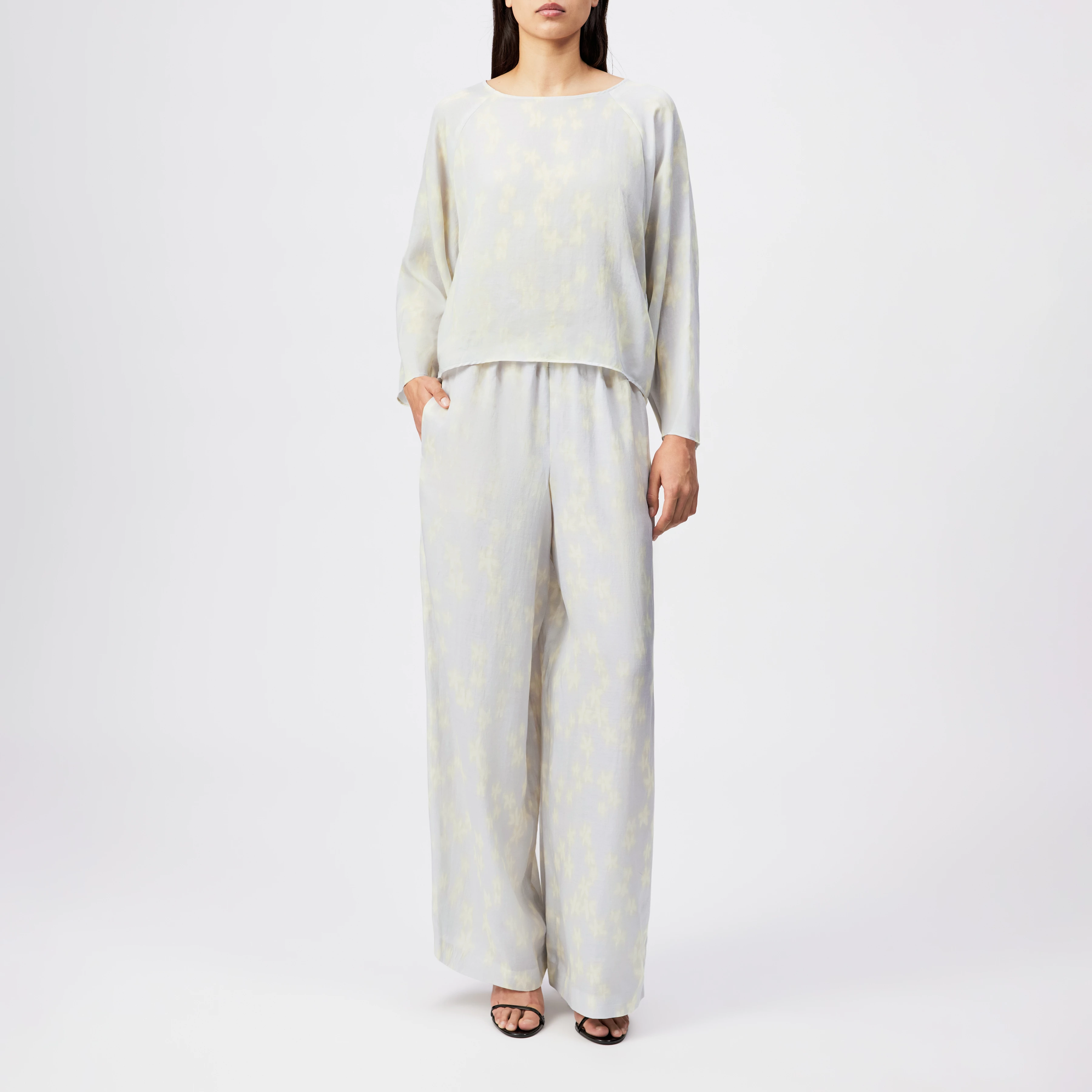 NIALINI - Relaxed Fit Satin Blouse - women - grey - Ganzkörper-Frontansicht