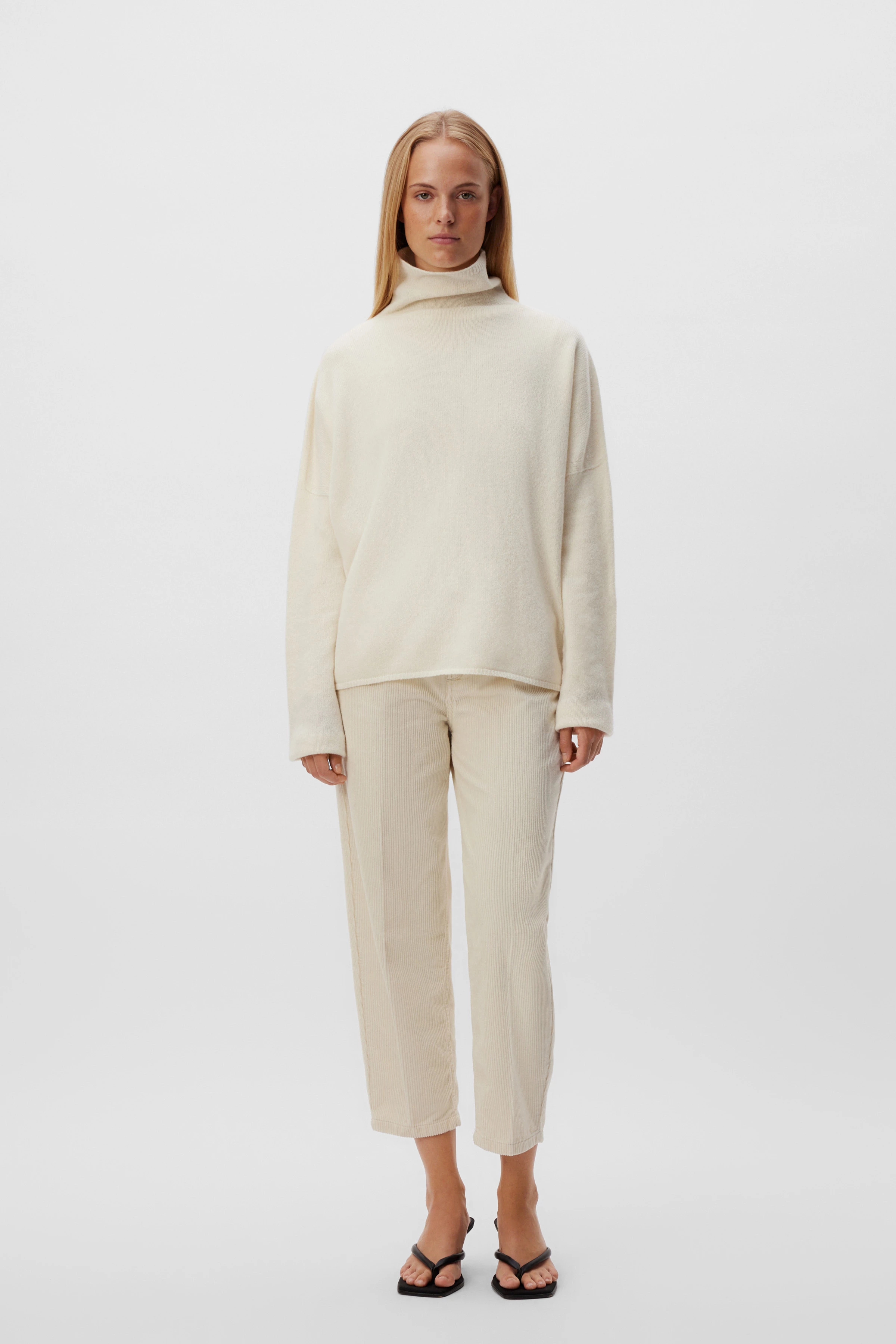 LIORA - coltrui van scheerwol - dames - off white - Ganzkörper-Frontansicht