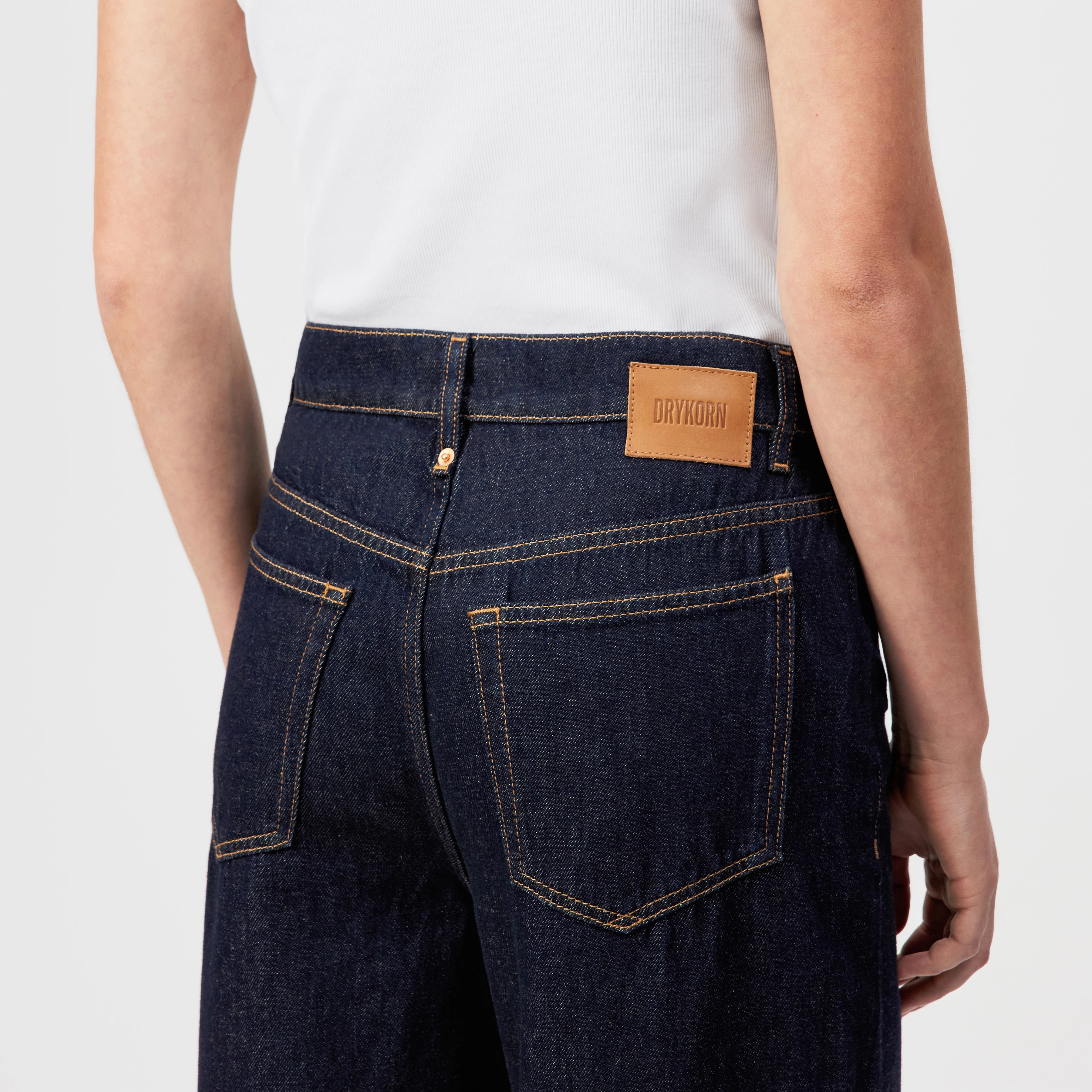FLUNG - Mid-waist jeans af ren bomuld - women - blå - Detailansicht am Model