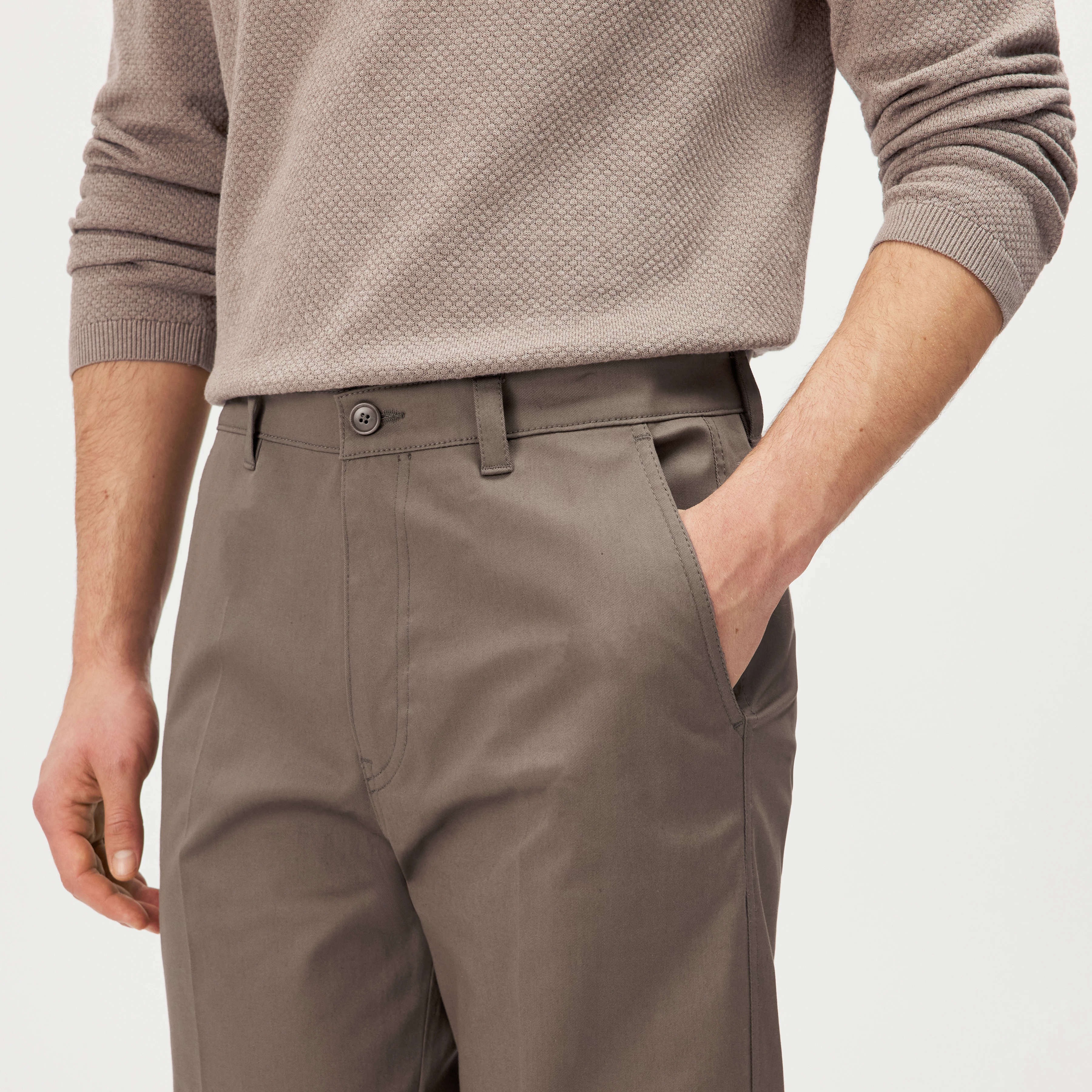 TAVIC - Modern chinos in cotton gabardine - men - brown - Detailansicht am Model