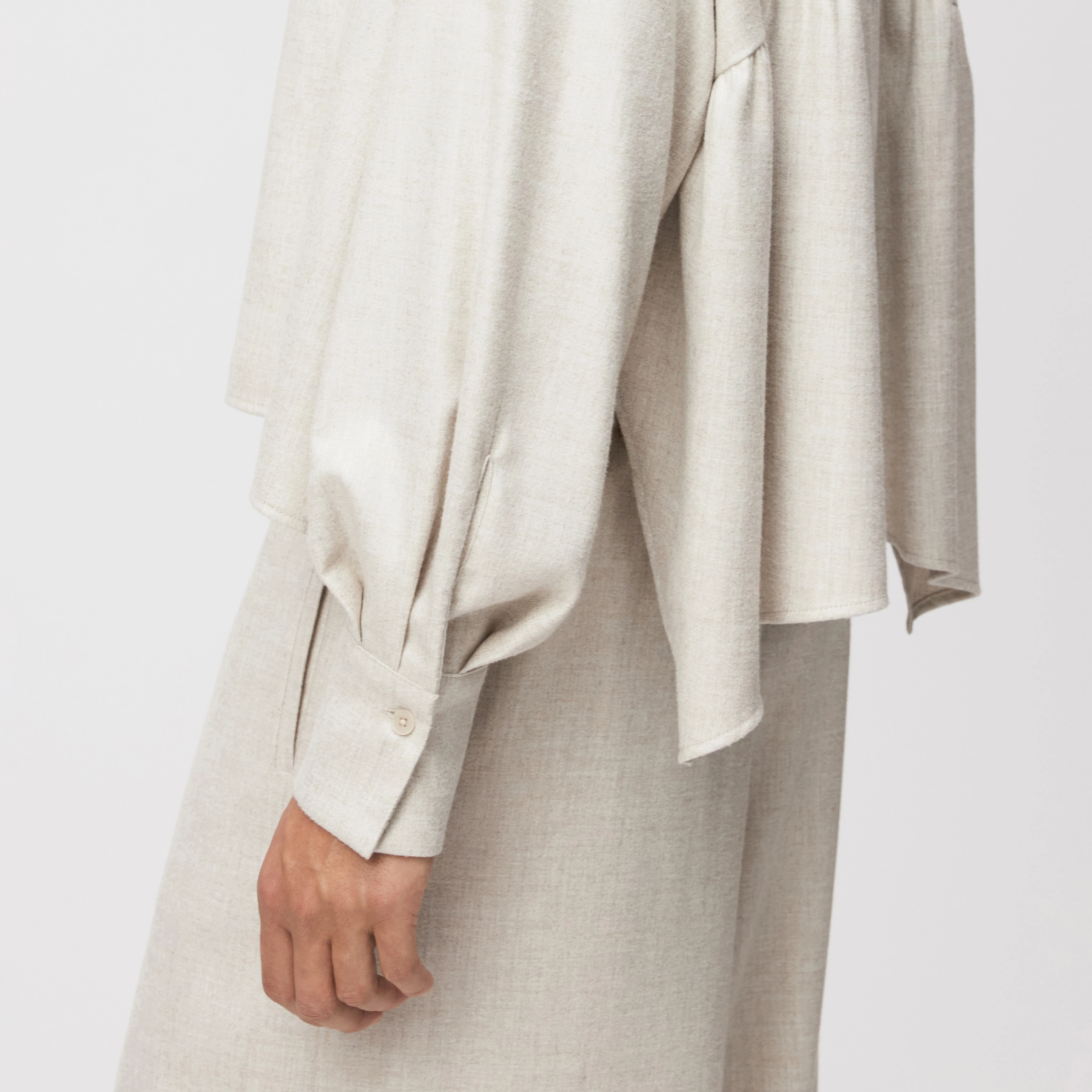 FLANNA - Hemdbluse in softem Flanell - Damen - beige - Detailansicht am Model