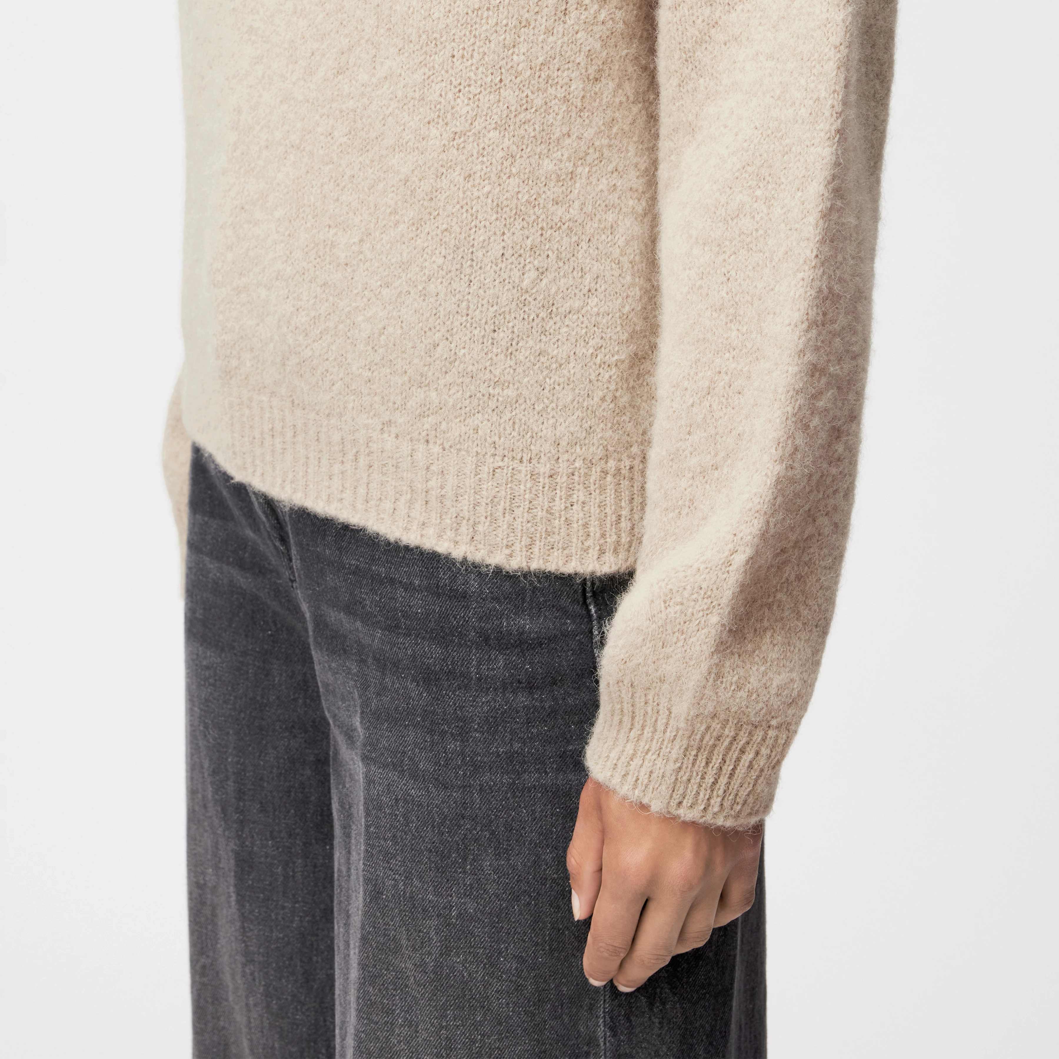 PEMIRI_2 - Pullover in luxuriösem Alpaka-Mix - Damen - beige - Detailansicht am Model