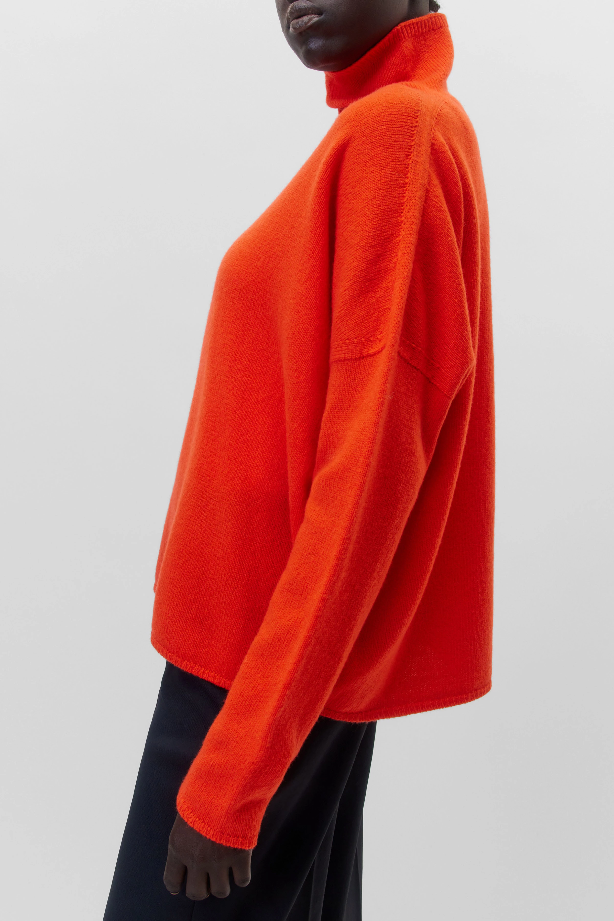 LIORA - Rollkragenpullover in Schurwolle - Damen - orange - Seitenansicht