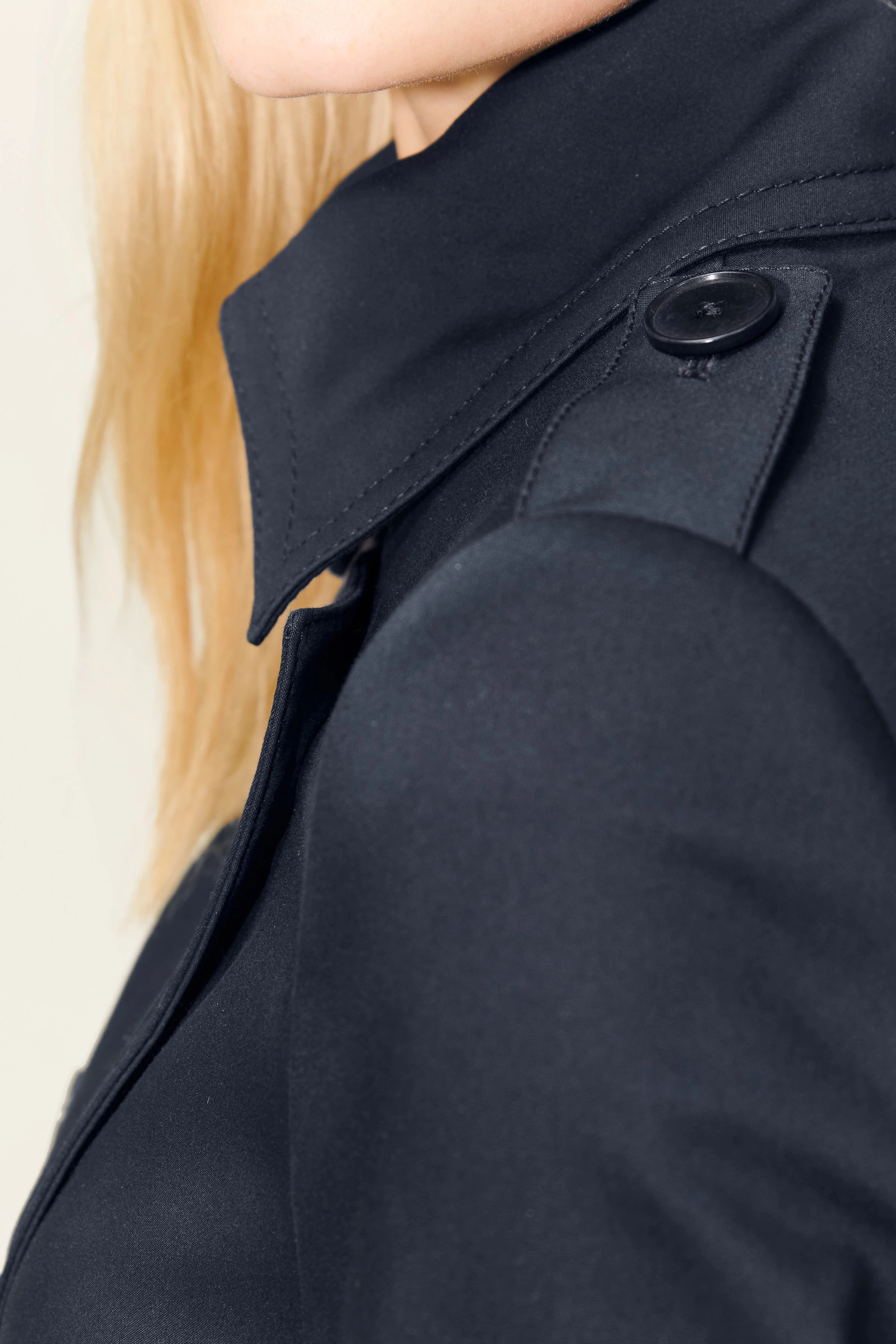 HARLESTON - Uniformmantel in Technostretch-Satin - Damen - blau - Detailansicht am Model