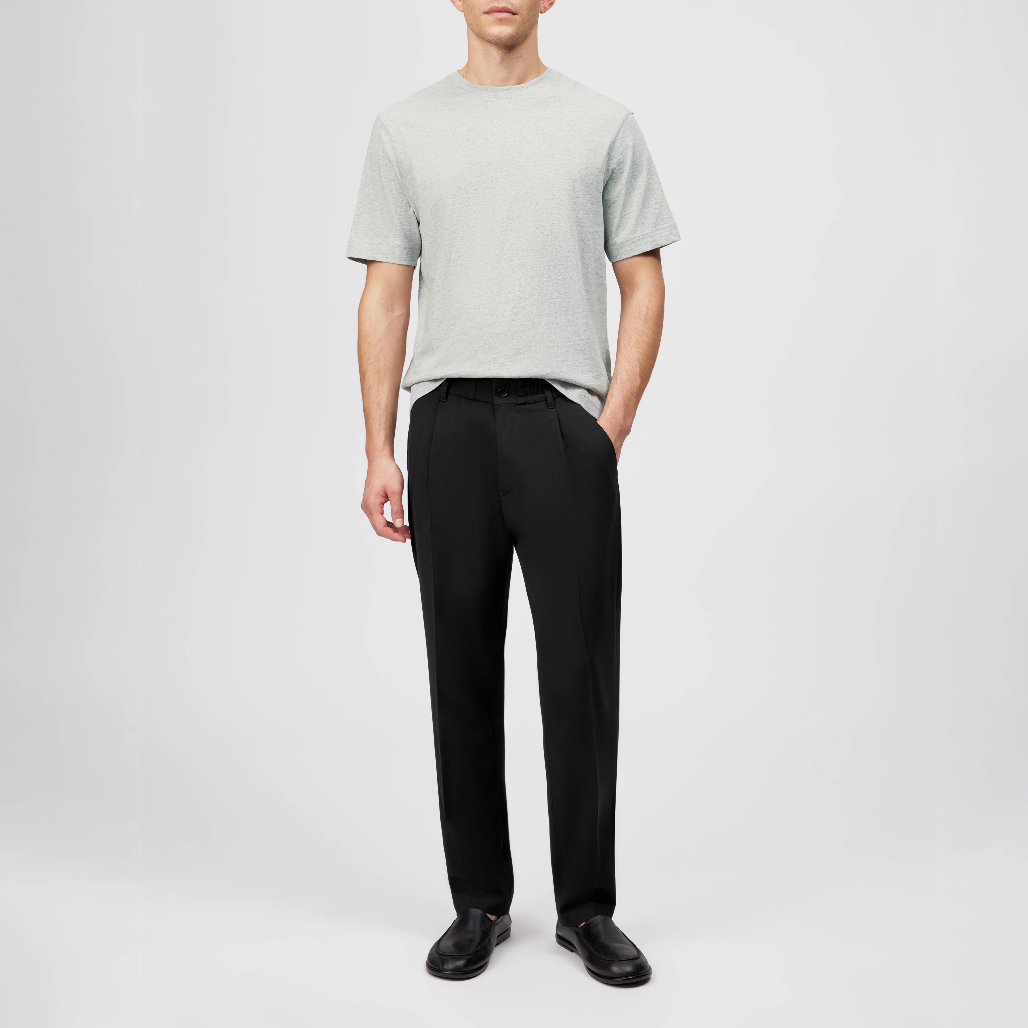 CHASY_RGLR - Casual trousers with pleats in gabardine - men - black - Ganzkörper-Frontansicht