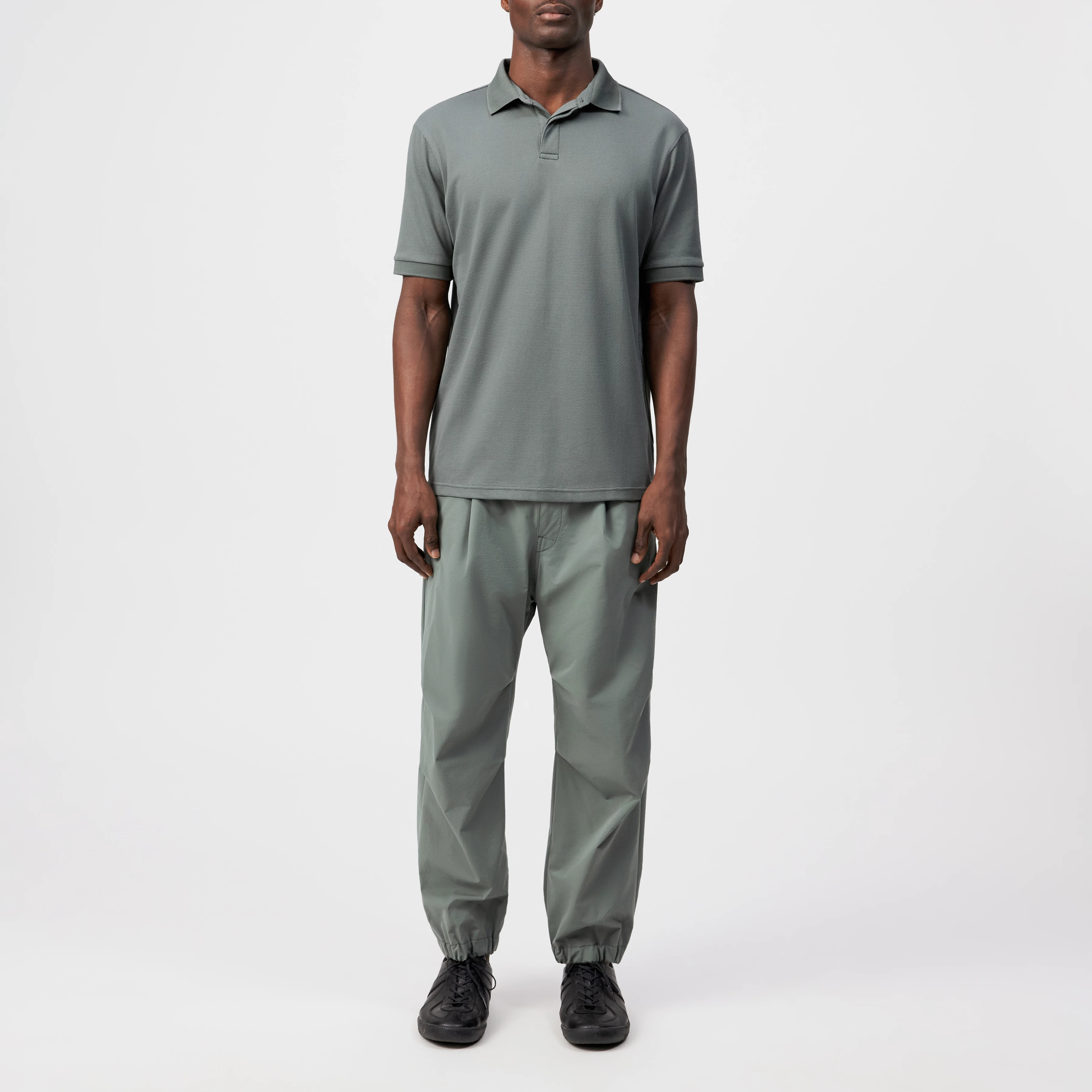 SANTOS - Classic regular fit polo in piqué structure - men - green - Ganzkörper-Frontansicht