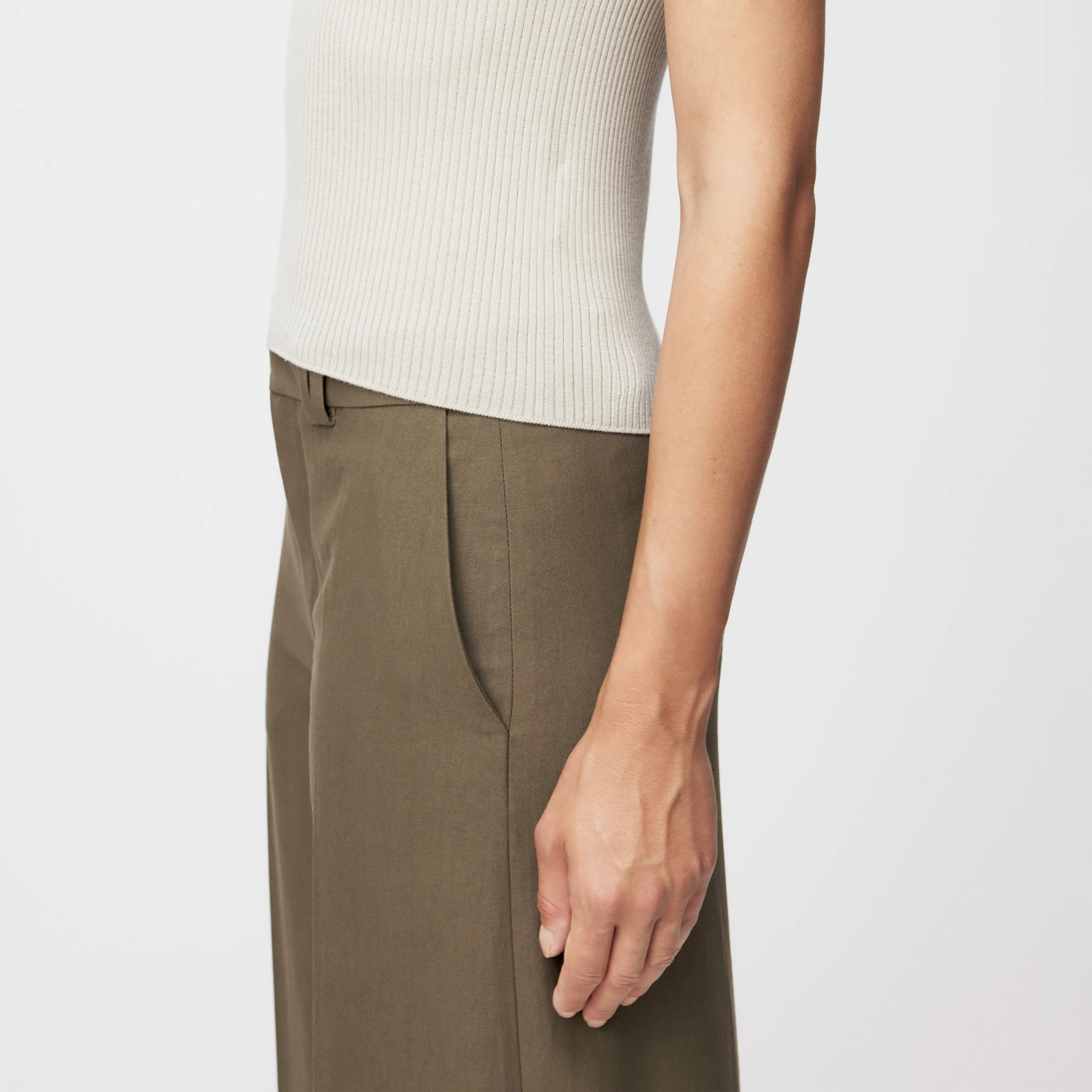 PHIA - Strick-Tanktop mit Rundhals in fließendem Wollmix - Damen - beige - Detailansicht am Model