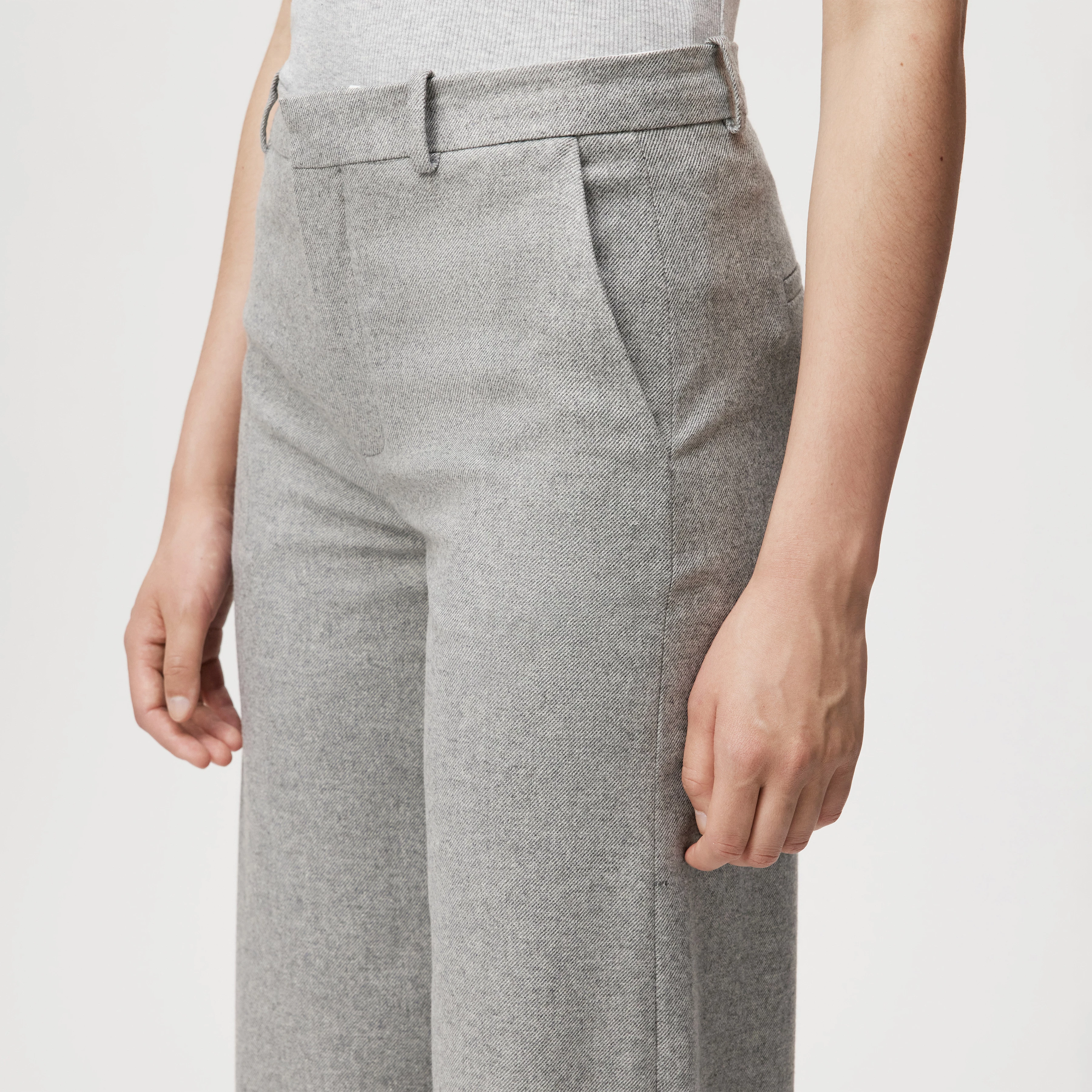 DESK - Trousers with barrel leg in wool blend - women - grey - Detailansicht am Model