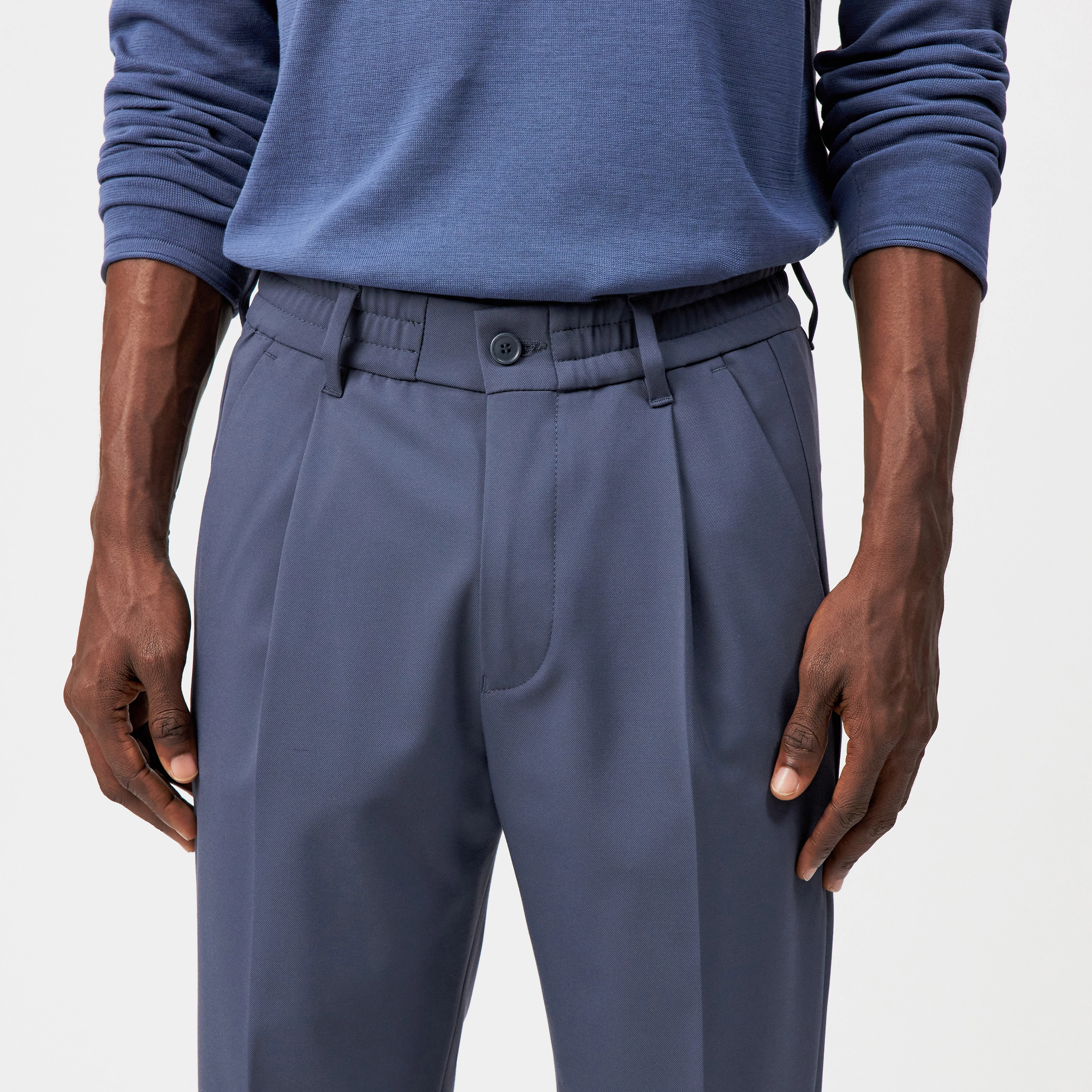 CHASY - Casual trousers with pleats in technical viscose blend - men - blue - Detailansicht am Model