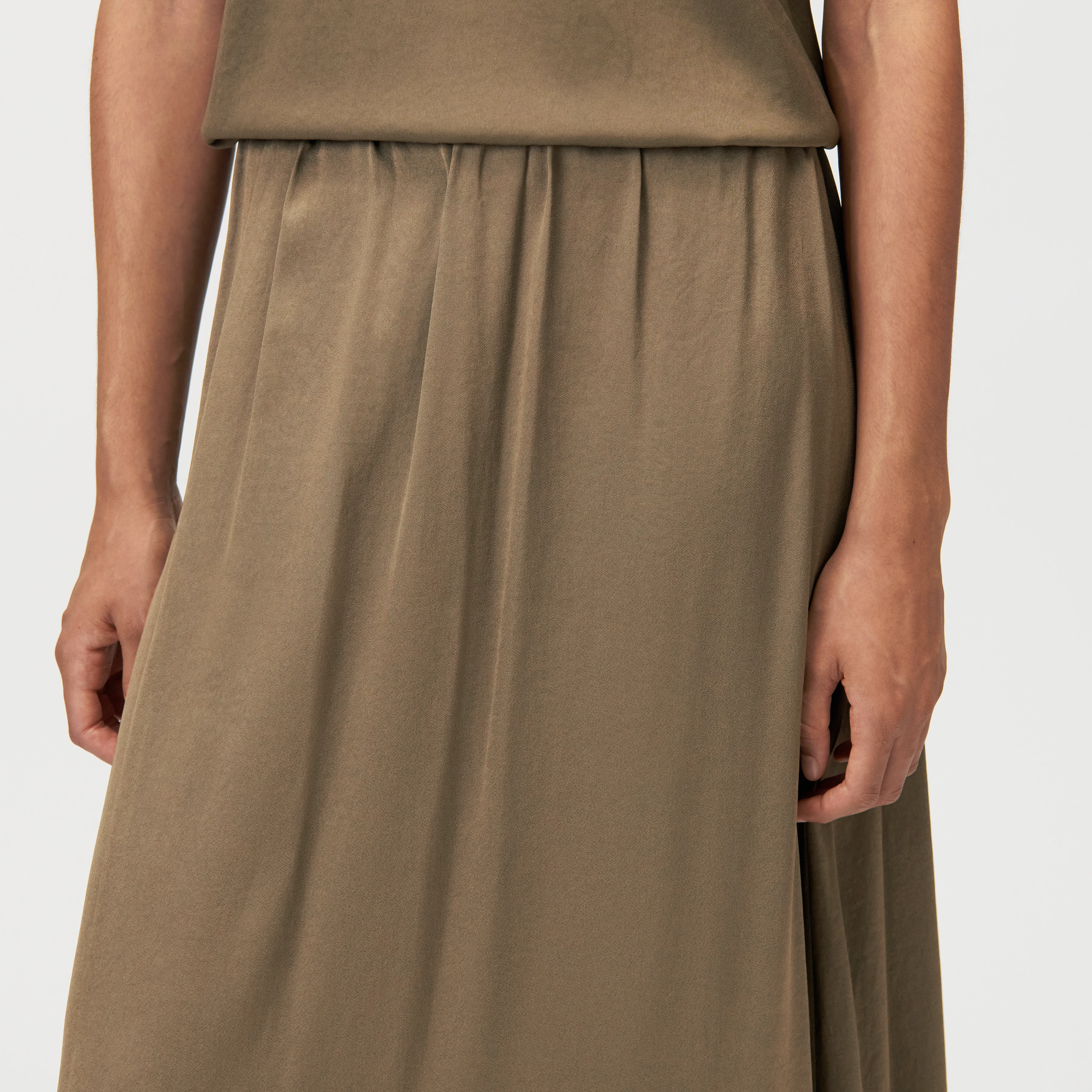 IDONEA - Jupe midi en satin à taille élastique - women - vert - Detailansicht am Model