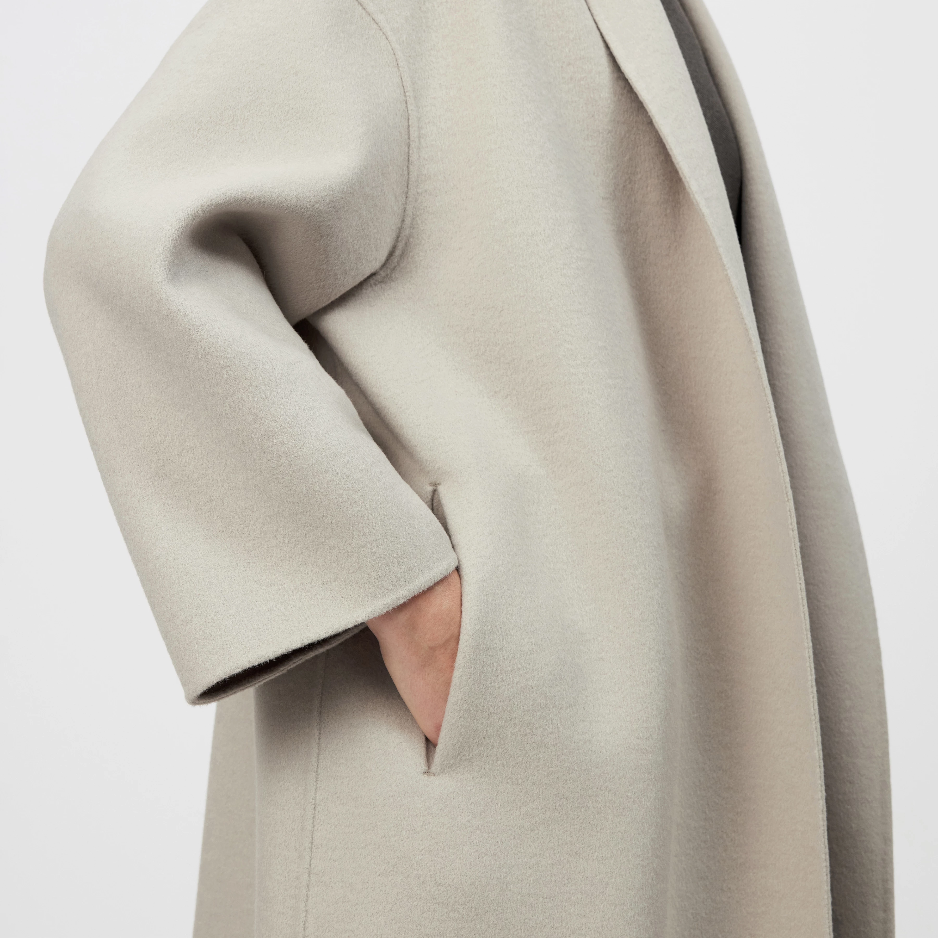 BAUPREY - Double-faced coat - women - beige - Detailansicht am Model