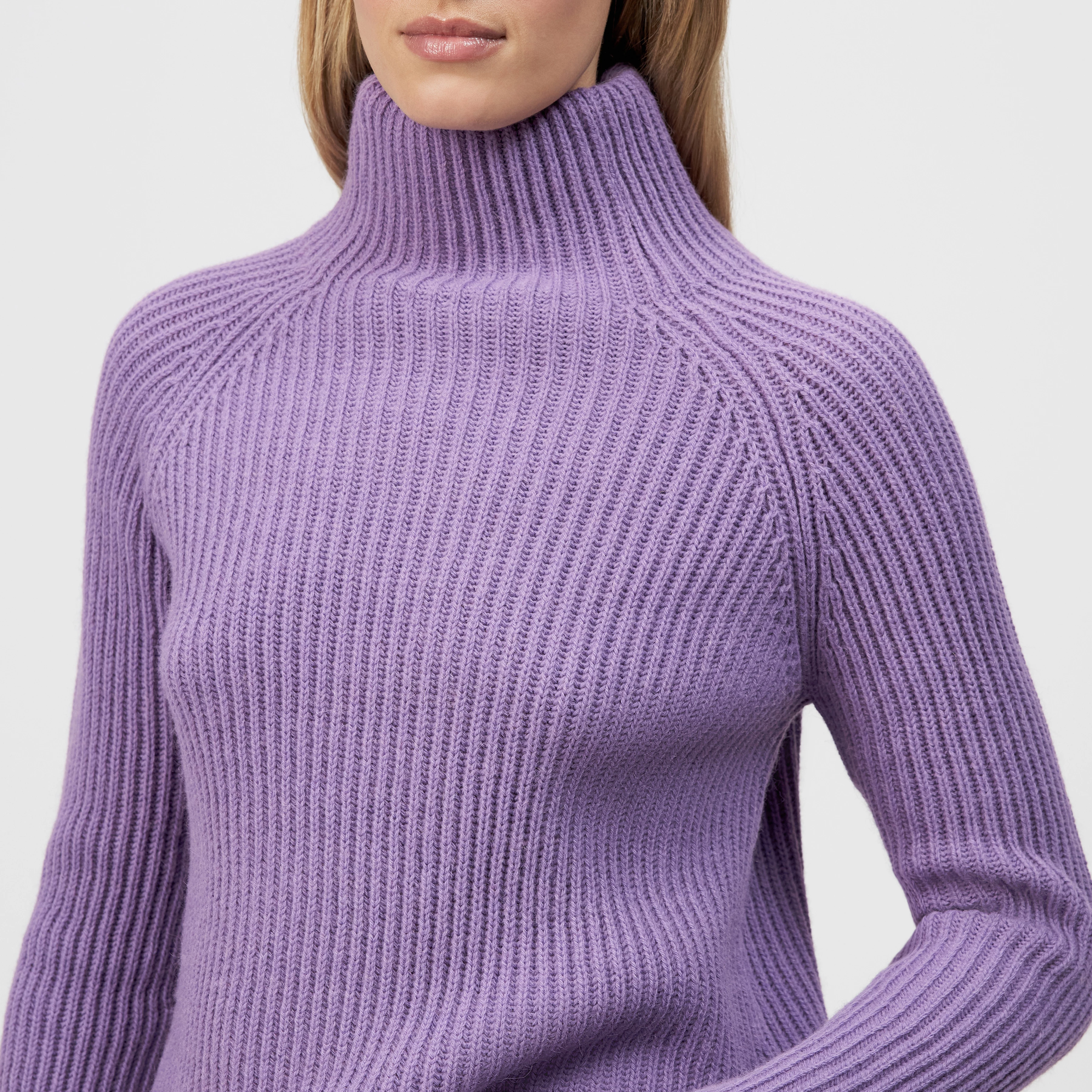 ARWEN - Turtleneck jumper in wool and alpaca blend - women - purple - Detailansicht am Model