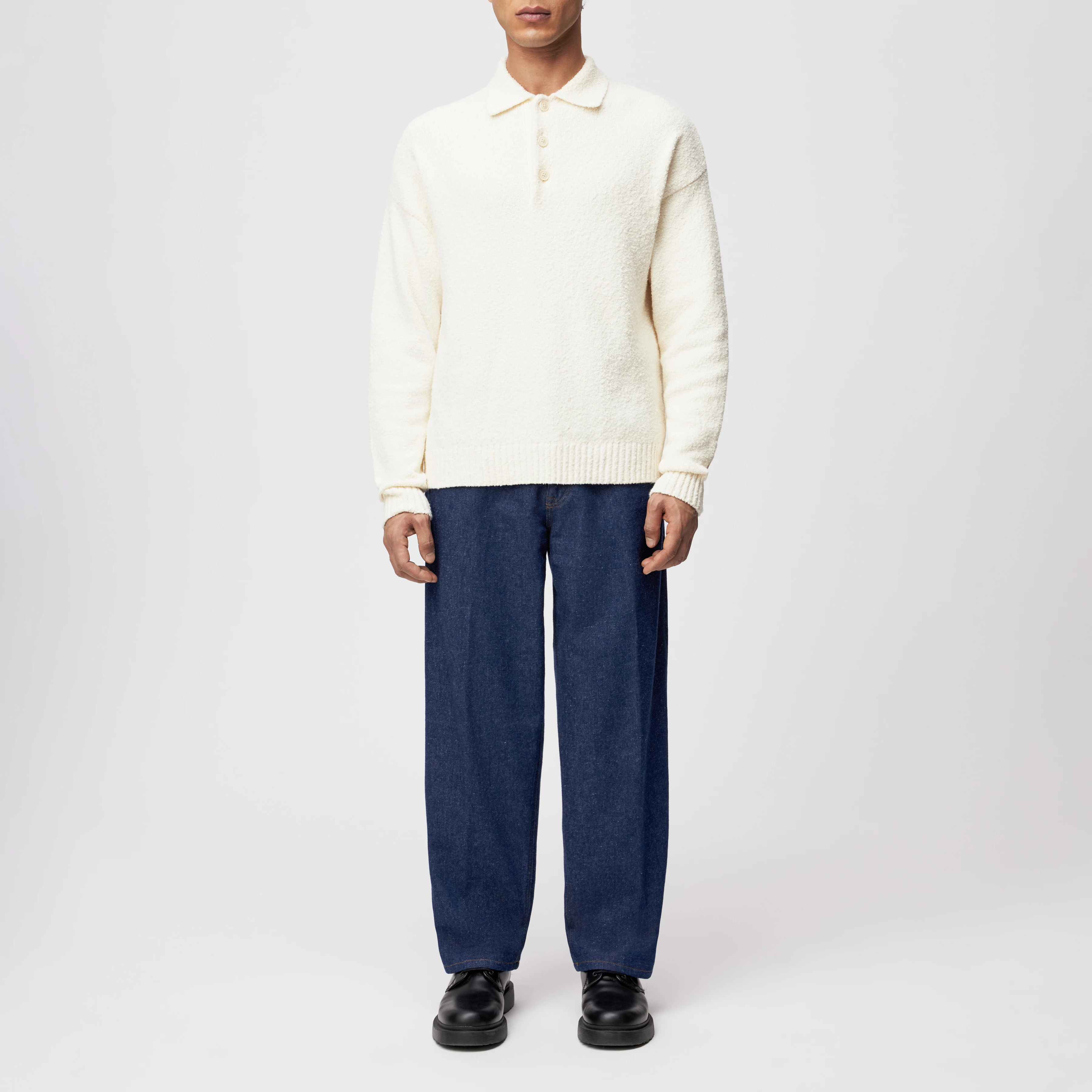 BEKKET - Strickpolo mit Knopfleiste in Bouclé Baumwoll-Mix - Herren - off white - Ganzkörper-Frontansicht