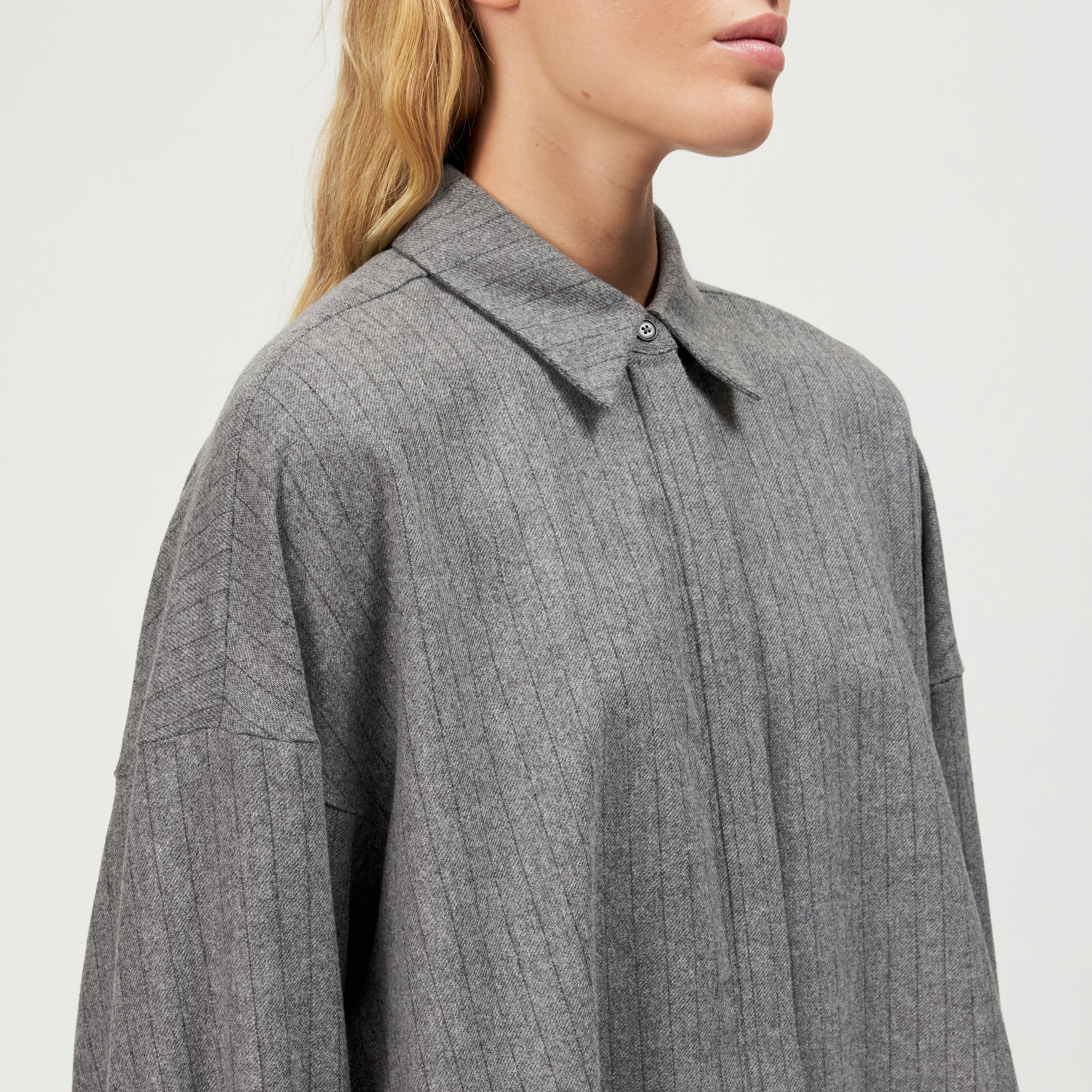 OSHIA - Chemisier court ample en laine mélangée - women - gris - Detailansicht am Model