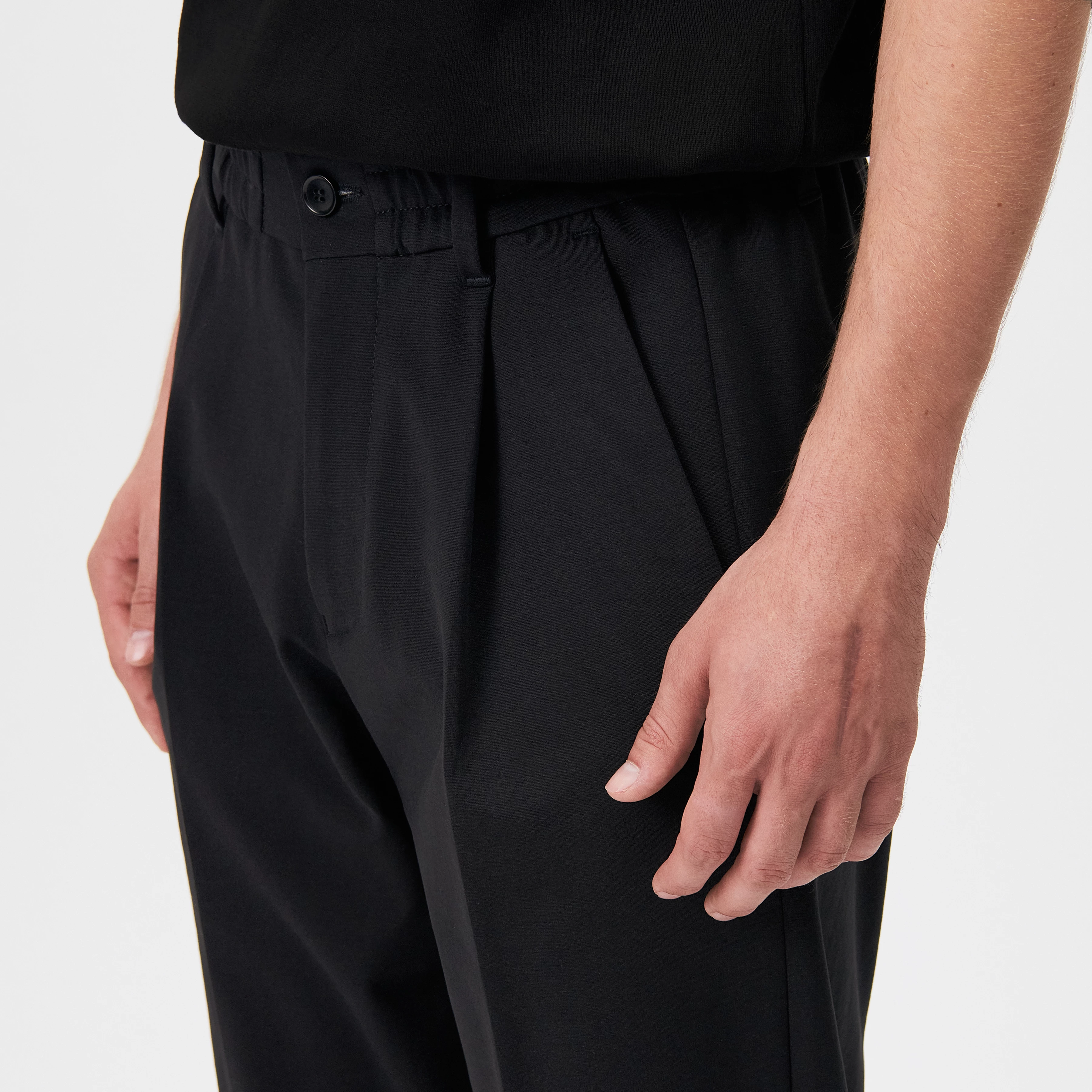 CHASY - Pleated jersey trousers - men - black - Detailansicht am Model