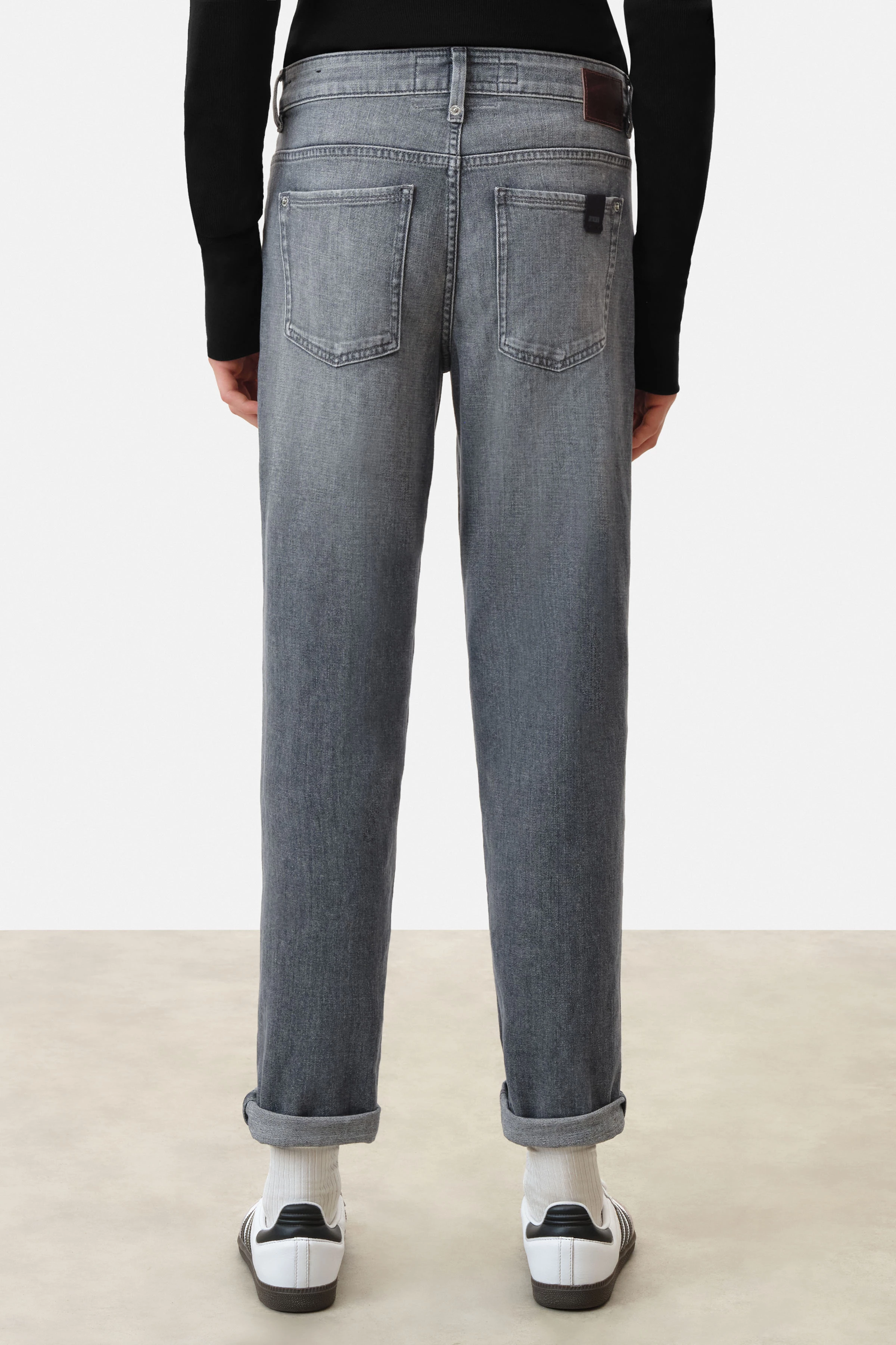 LIKE - Girlfriend-Jeans mit Krempelsaum in soft-touch Denim mit Used-Effekten - Damen - grau - Rückansicht