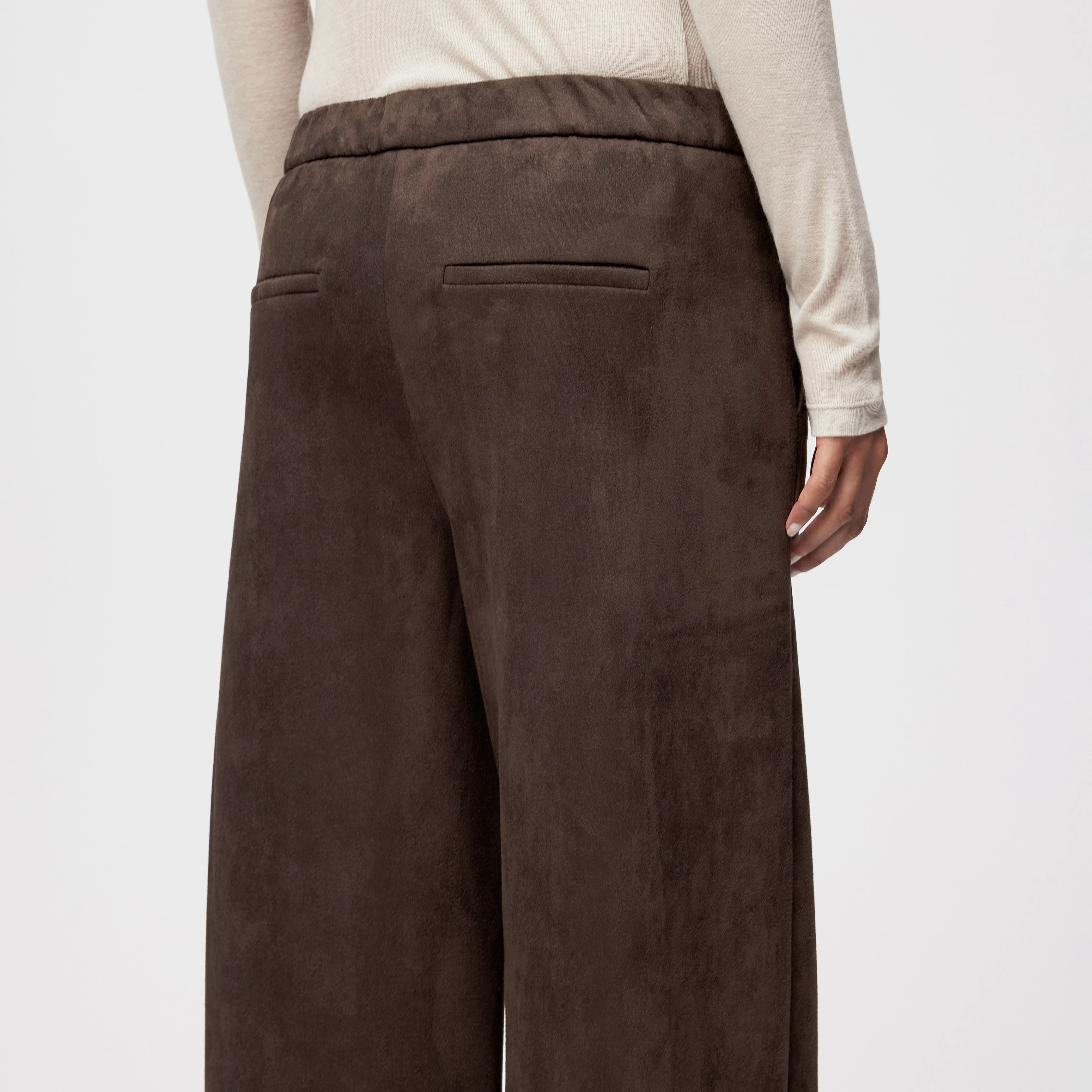 CONSIDER - Schlupfhose mit Barrel-Leg in Veloursleder-Optik - Damen - braun - Detailansicht am Model