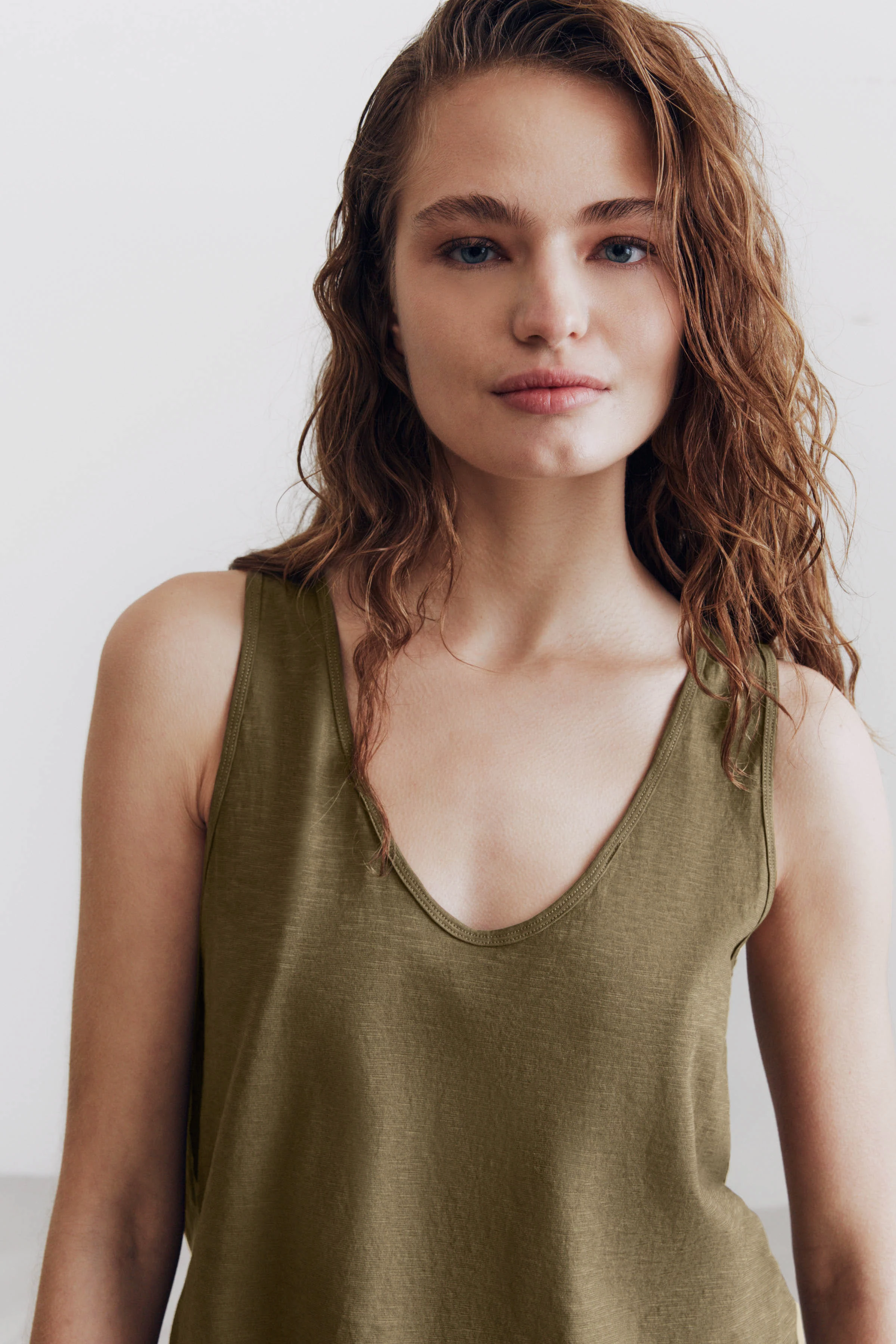 SAIMI - Jerseytop aus Baumwolle - Damen - grün - Detailansicht am Model