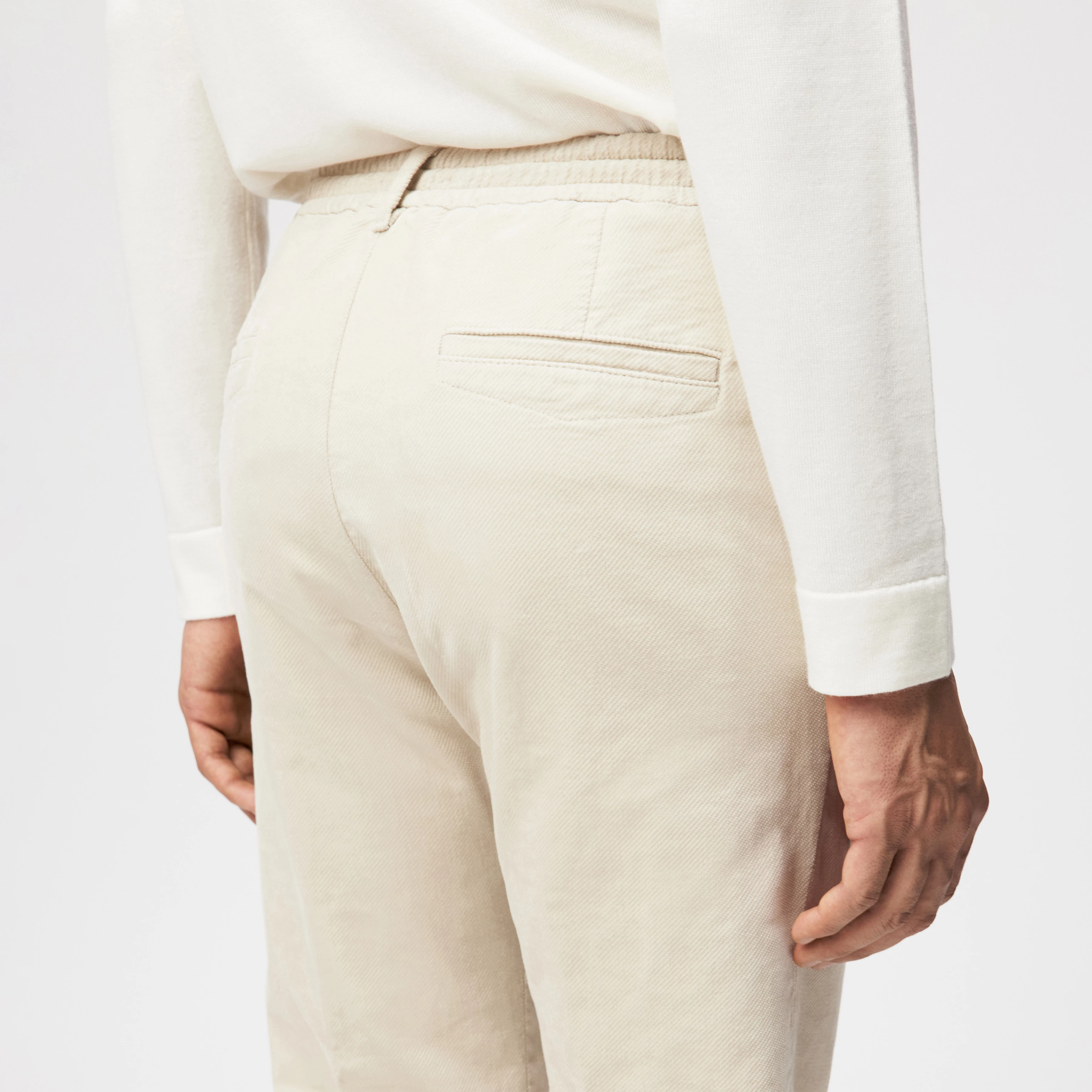DEGER - Jogpants mit Tunnelzug in Samt - Herren - beige - Detailansicht am Model