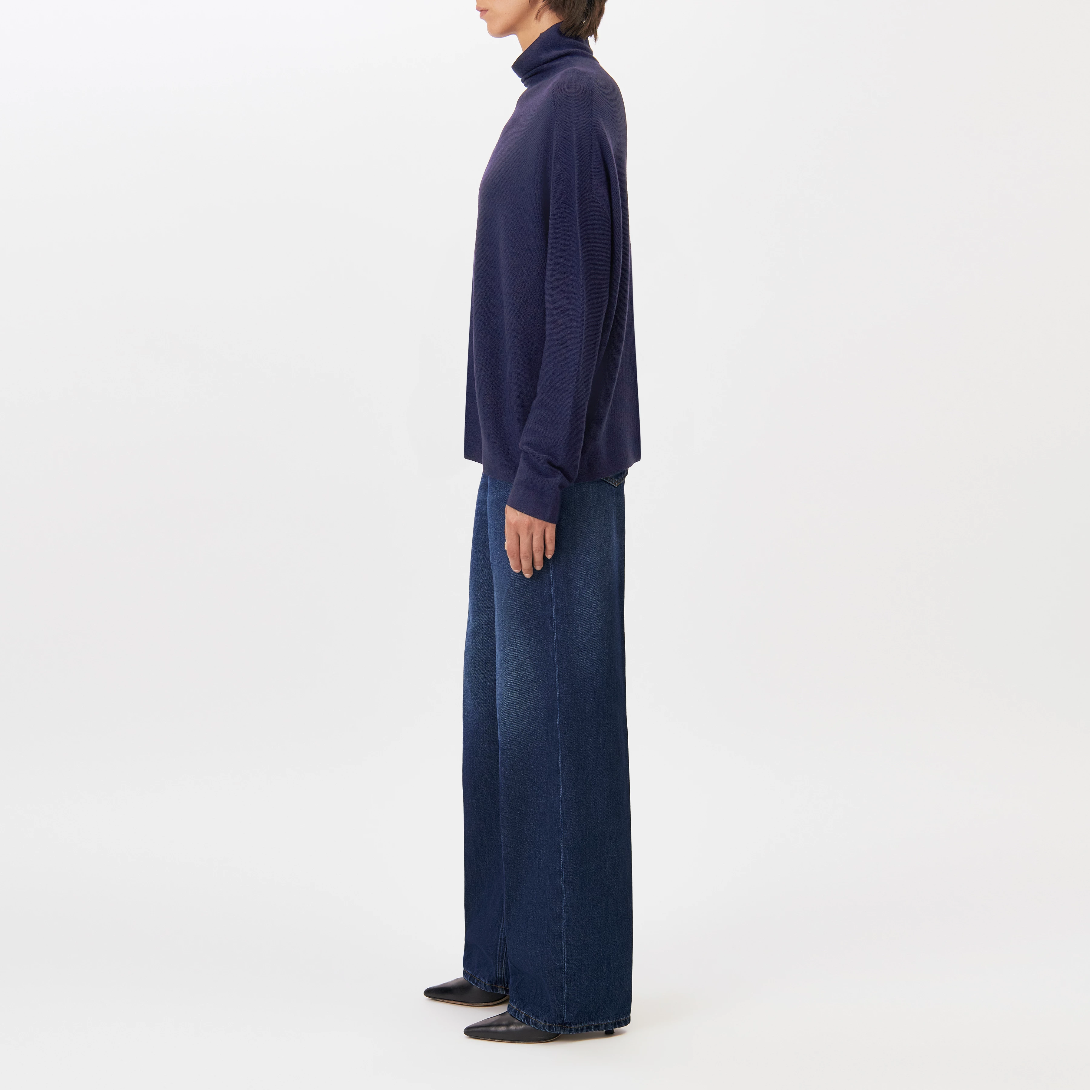 LIORA - Egg-shape turtleneck jumper in 100% merino wool - women - blue - Seitenansicht