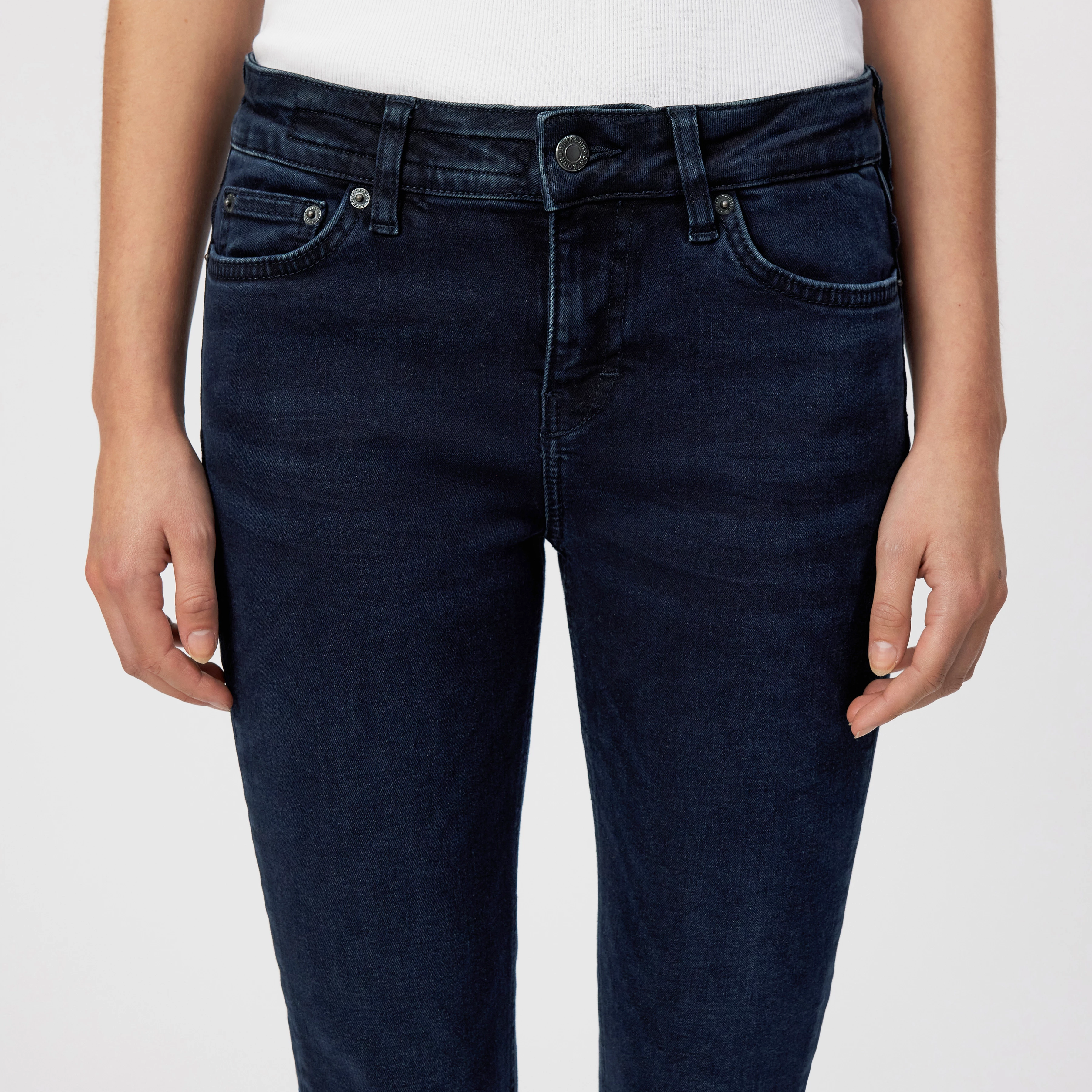 NEED - Low-waist skinny jeans in blue-black denim - women - blue - Detailansicht am Model