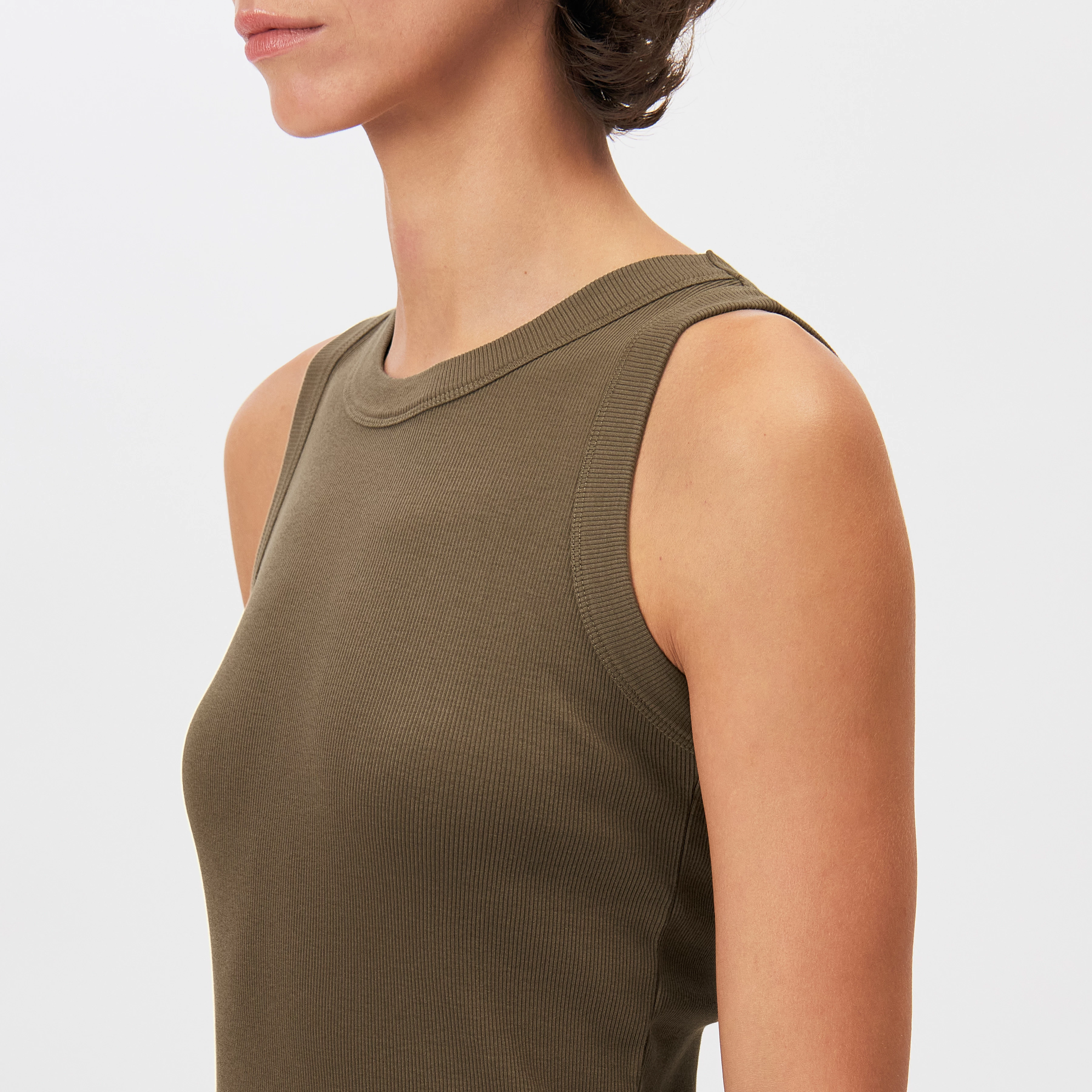 OLINA - Tanktop mit Rundhals in Baumwoll-Rippe - Damen - grün - Detailansicht am Model