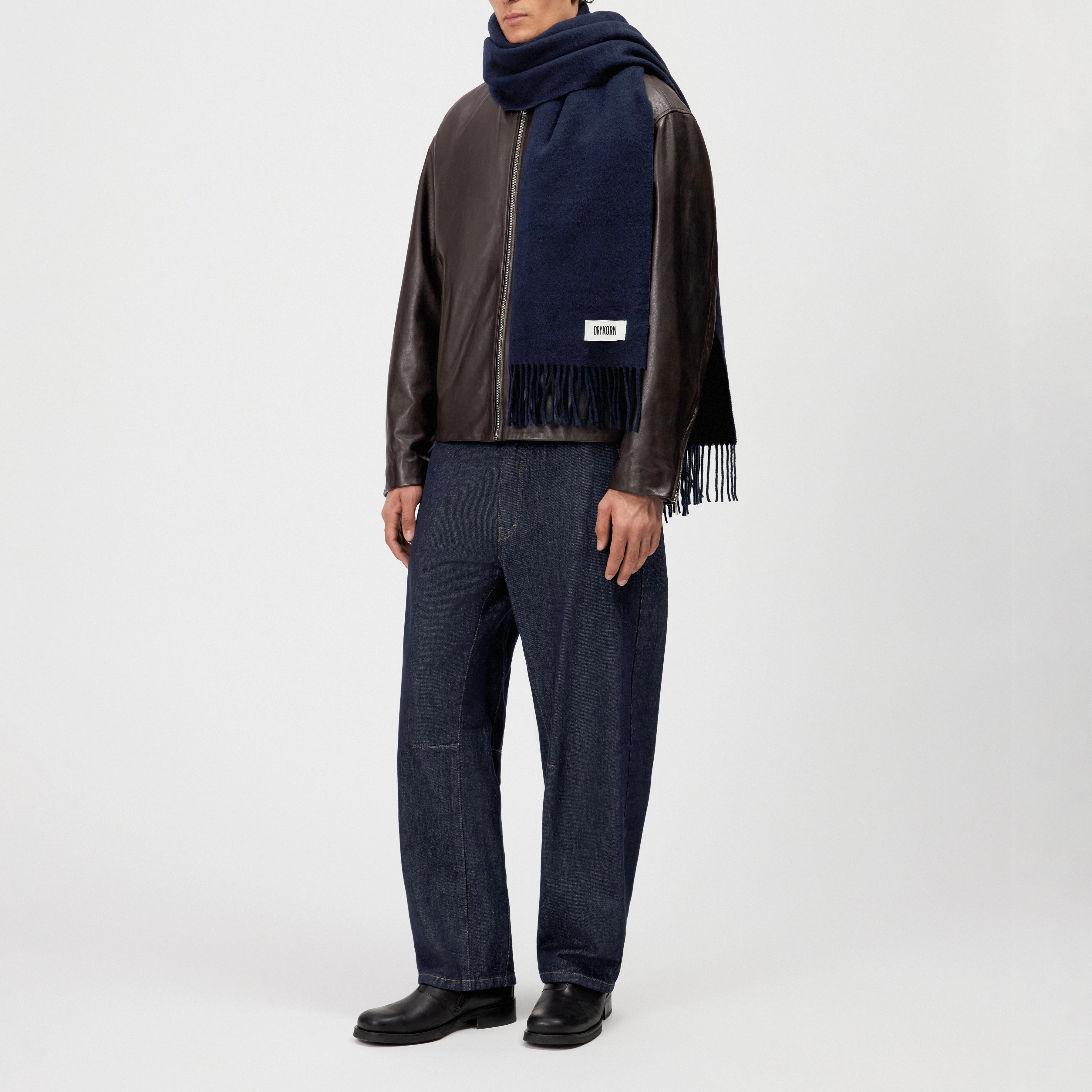 GAZE_4 - Schal in Wolltwill - Unisex - blau - Detailansicht am Model