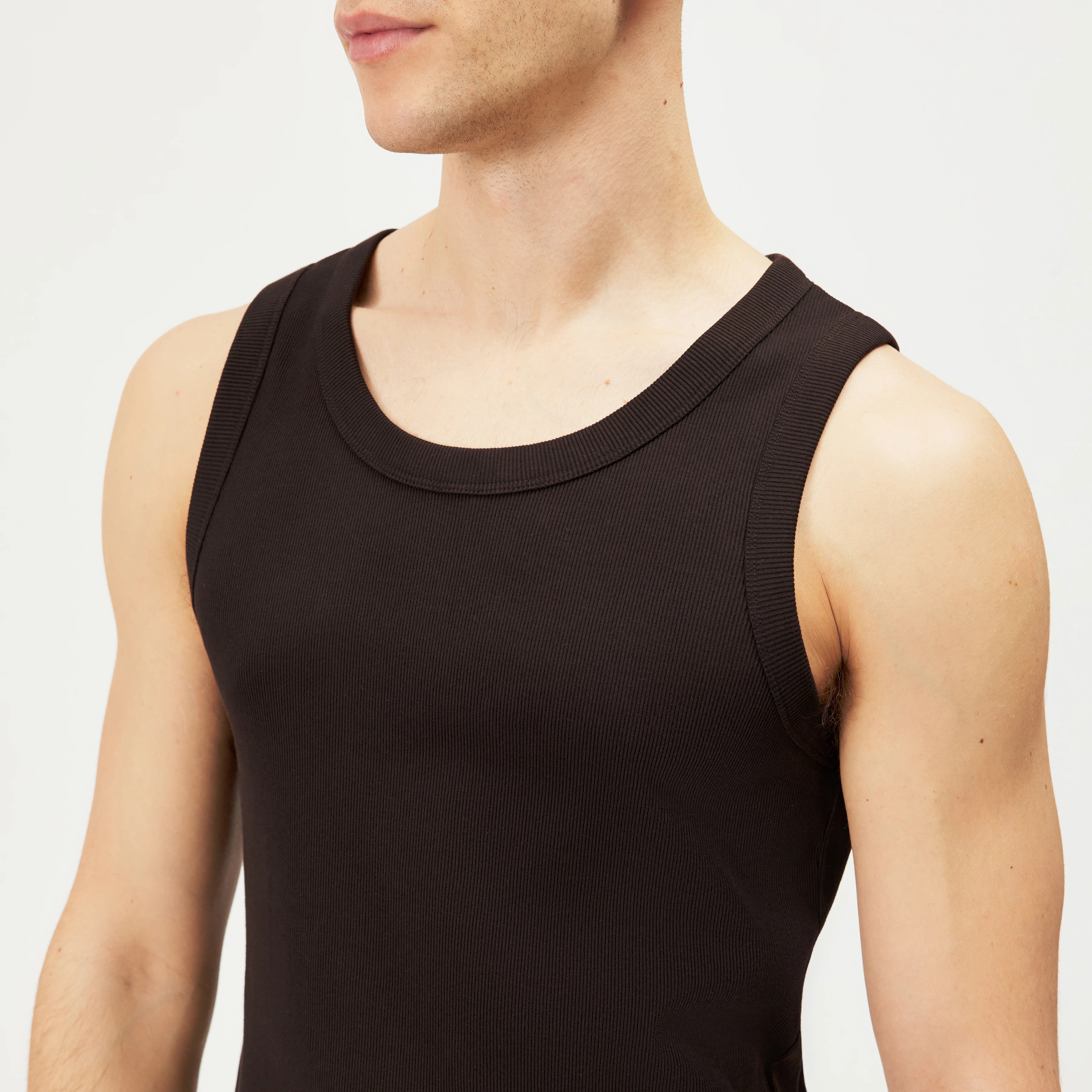 NATHAN - Kropsnær ribbet tanktop i bomuld - men - brun - Detailansicht am Model