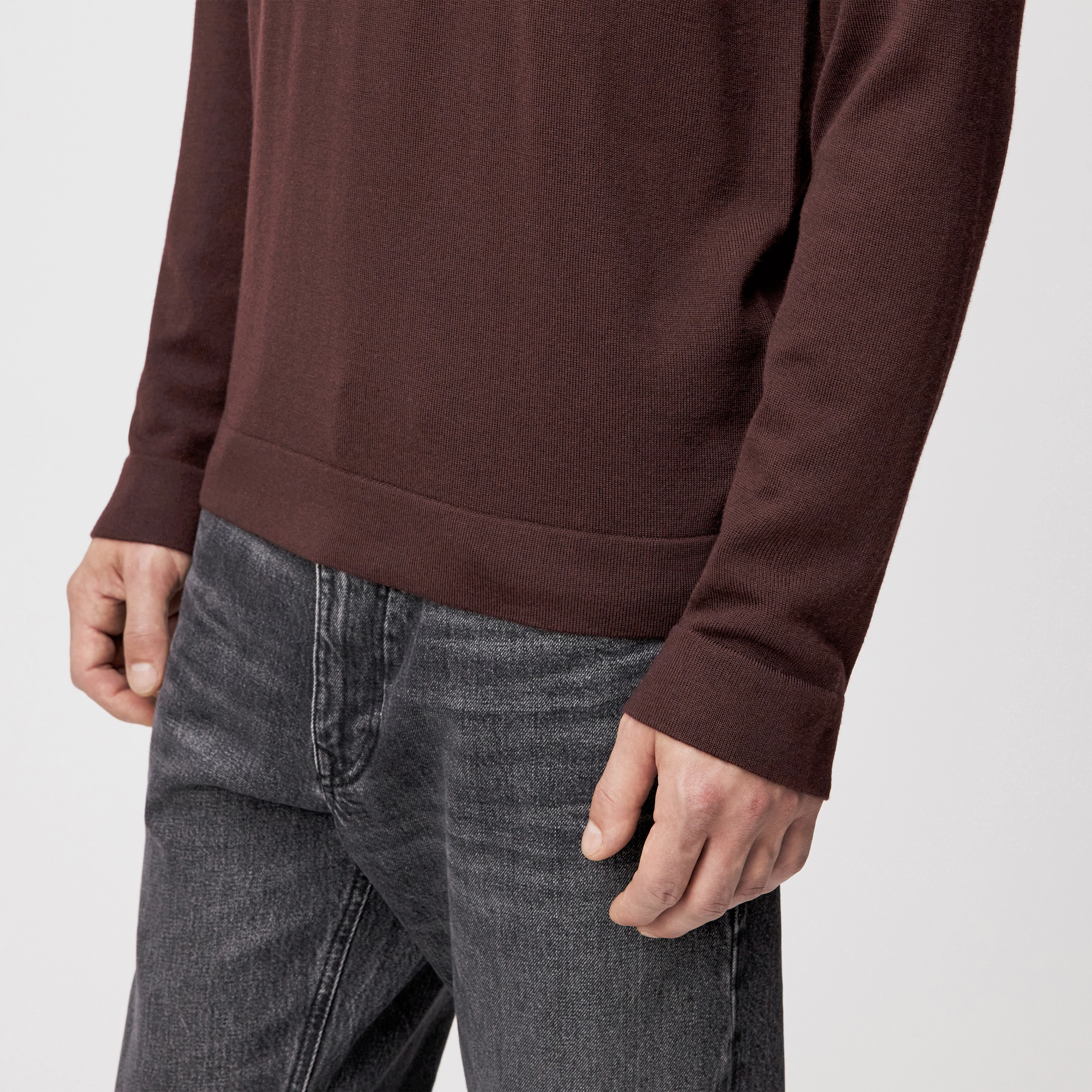 ARWON - Fitted Rollkragenpullover in 100% Merinowolle - Herren - rot - Detailansicht am Model