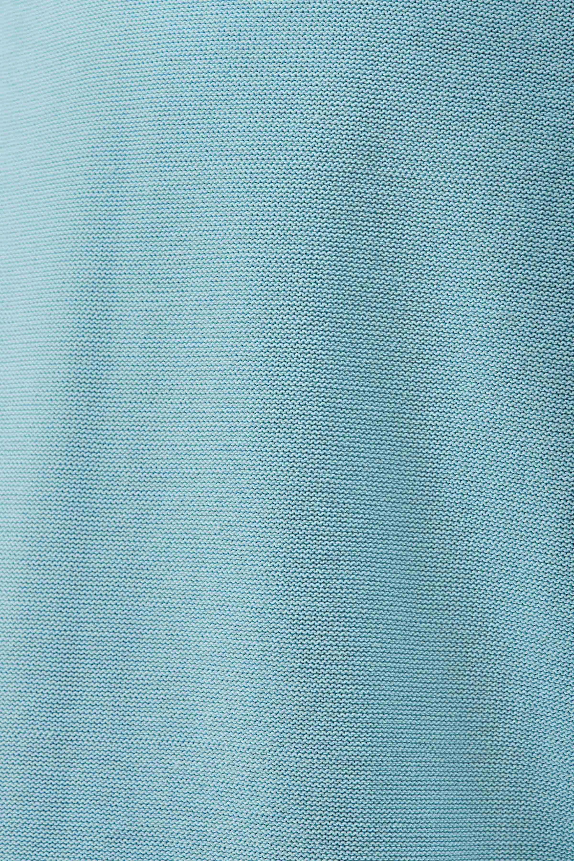 RIK - Sweater with rolled edges in pure cotton - men - blue - Detailansicht am Model