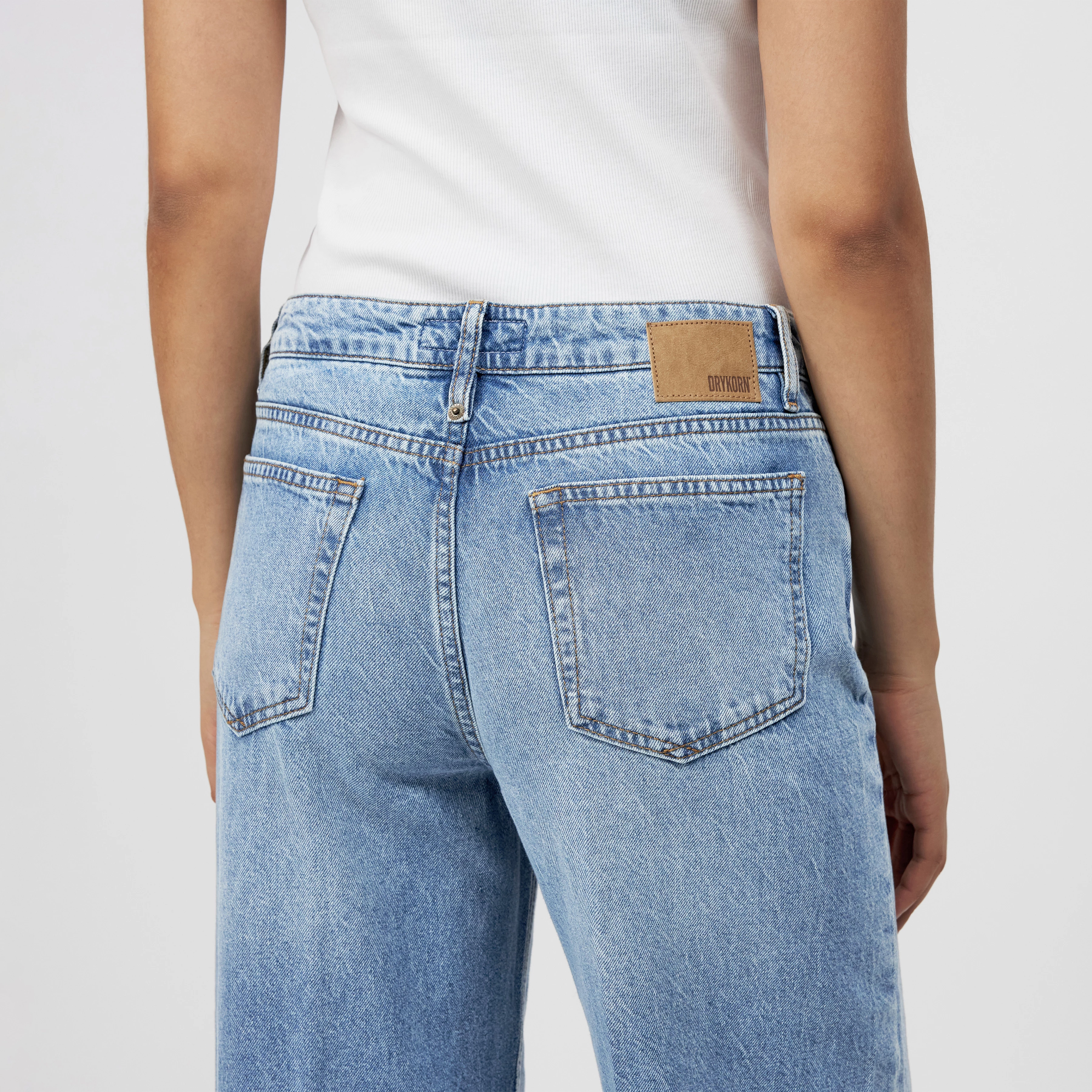 MEDLEY - Mid-Waist Jeans in Light-Blue Denim - Damen - blau - Detailansicht am Model