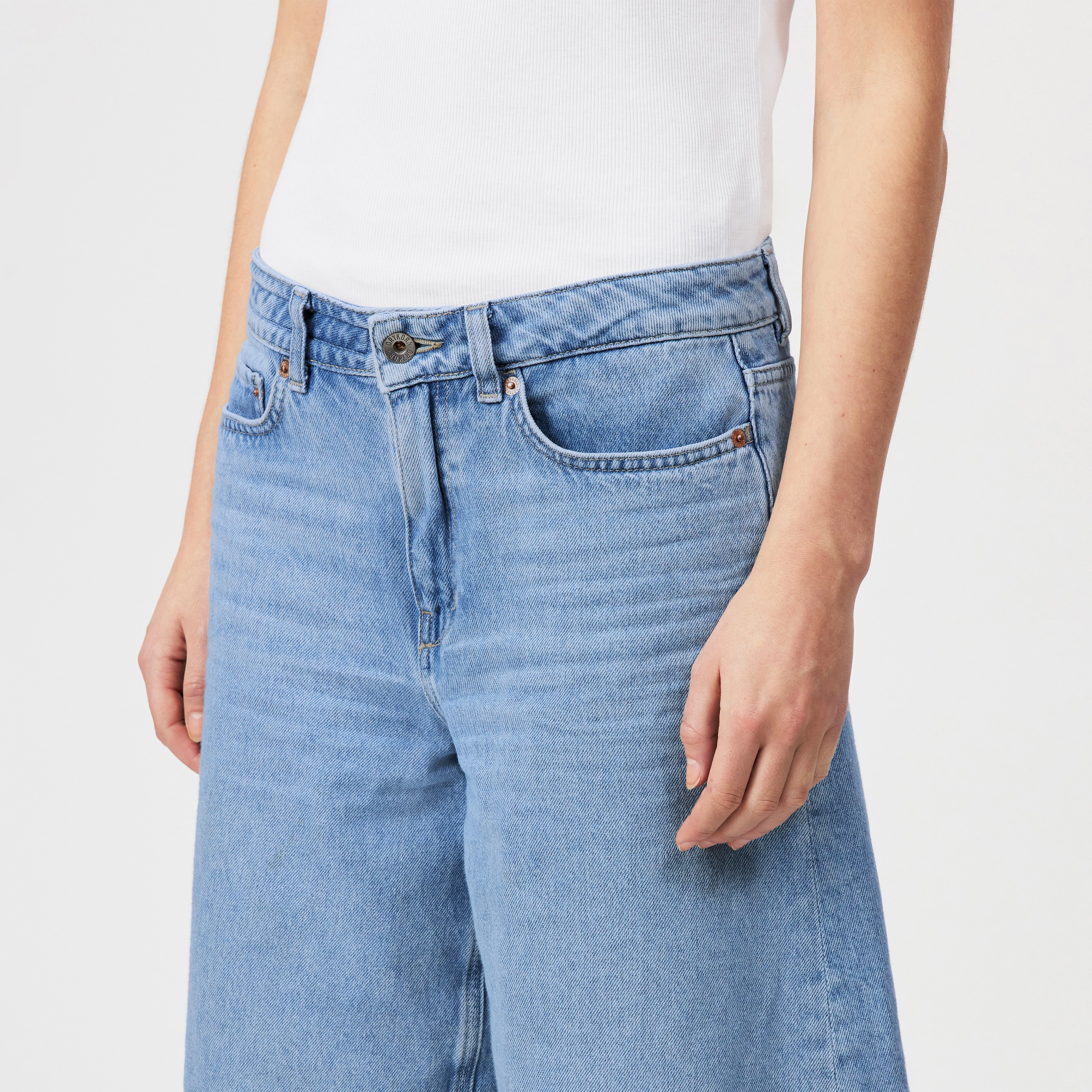 NONE - Bermuda Jeans Shorts in Denim - Damen - blau - Detailansicht am Model