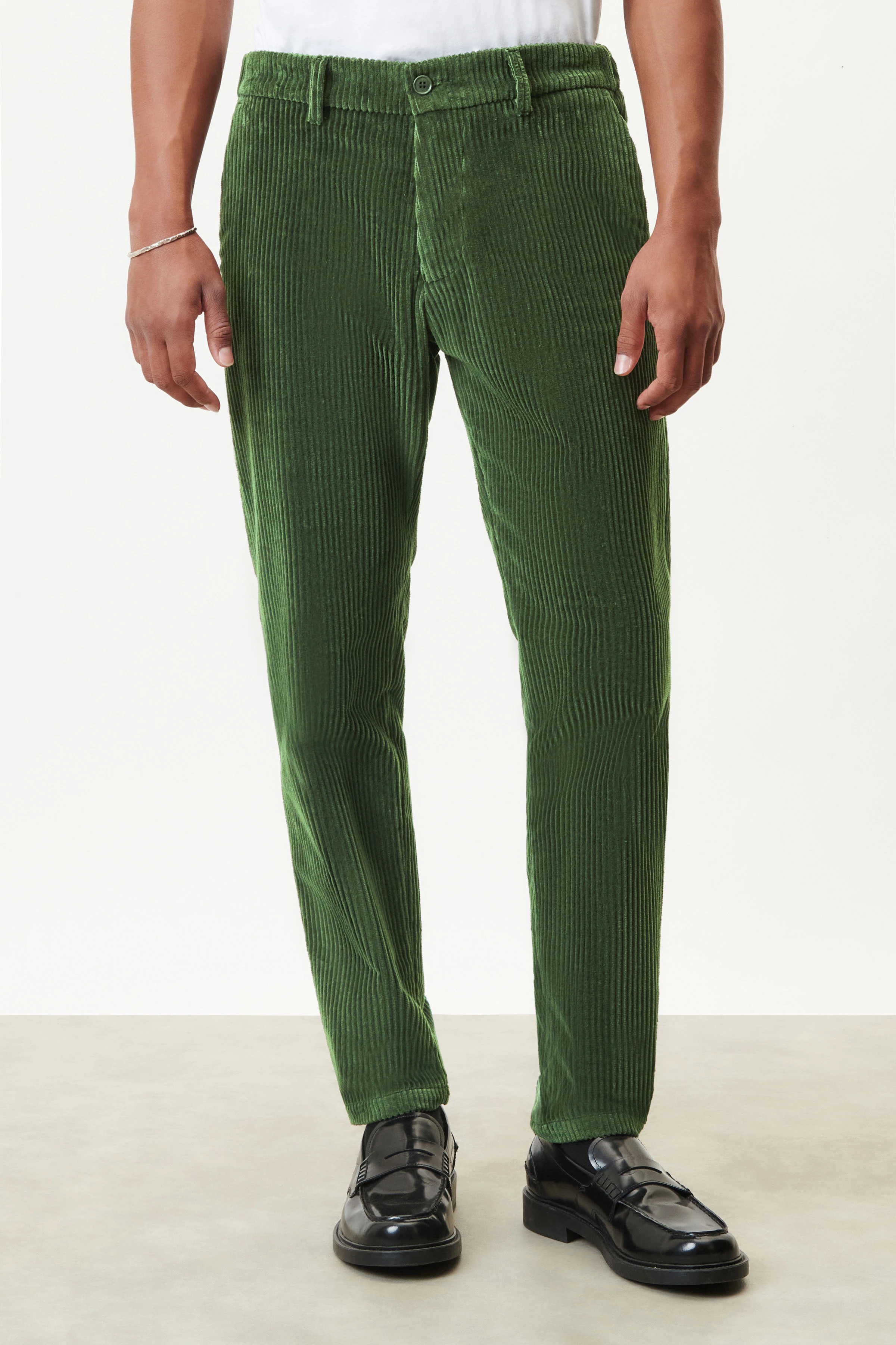 AJEND - Ready-made trousers in Italian-made broad corduroy - men - green - Frontansicht