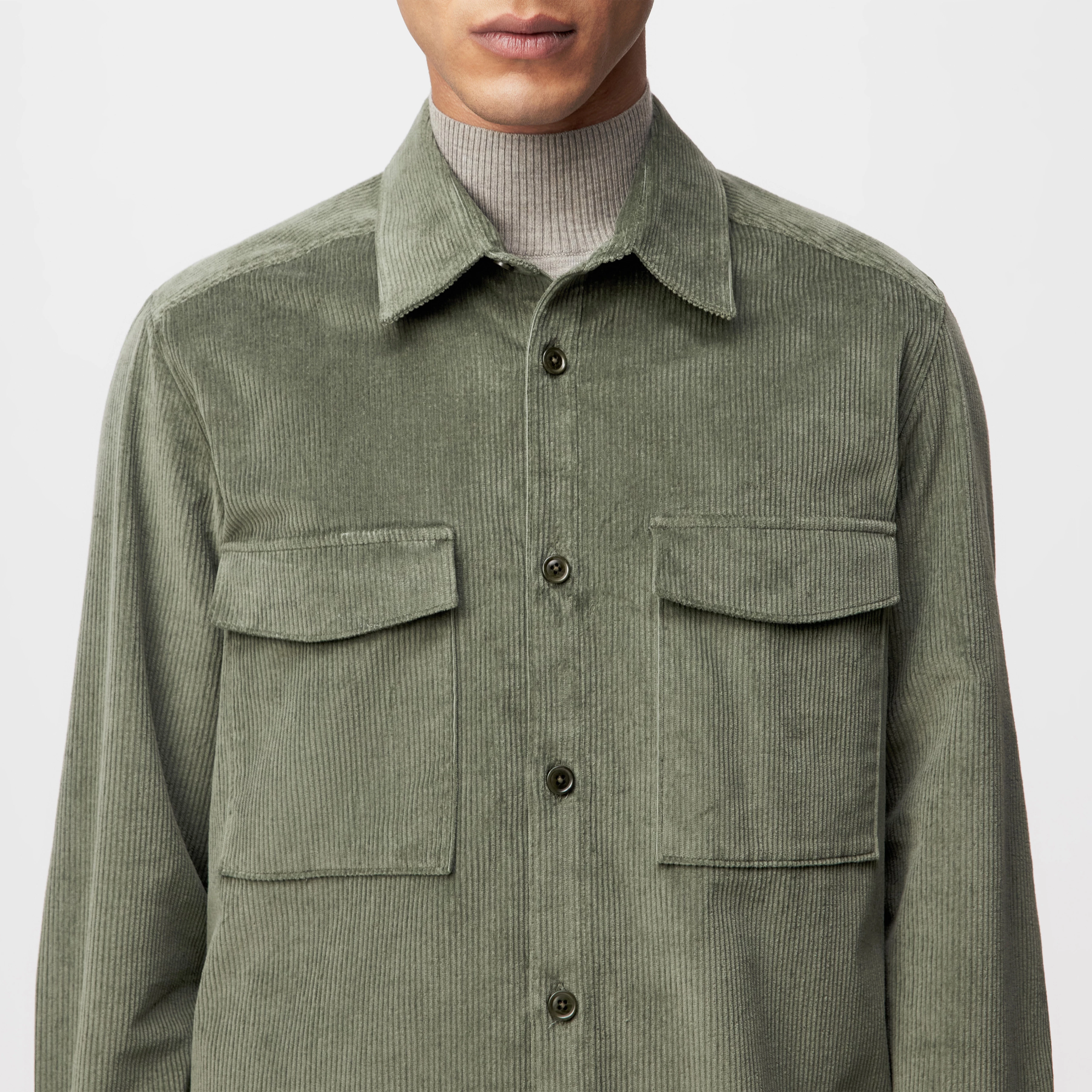 GUNRAY - Relaxed Fit Overshirt in Baumwoll-Cord - Herren - grün - Detailansicht am Model