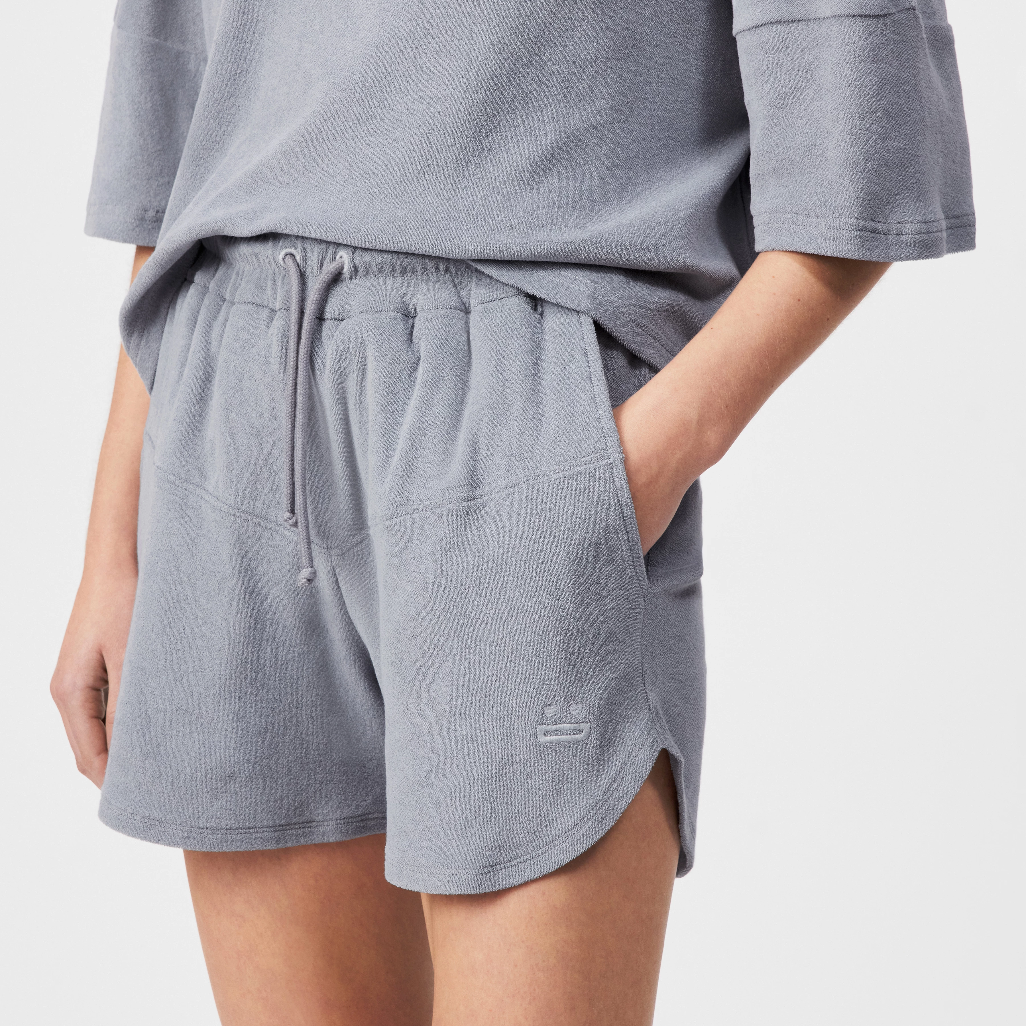 SAHA_P4 - Jersey shorts in soft cotton terry - women - blue - Detailansicht am Model