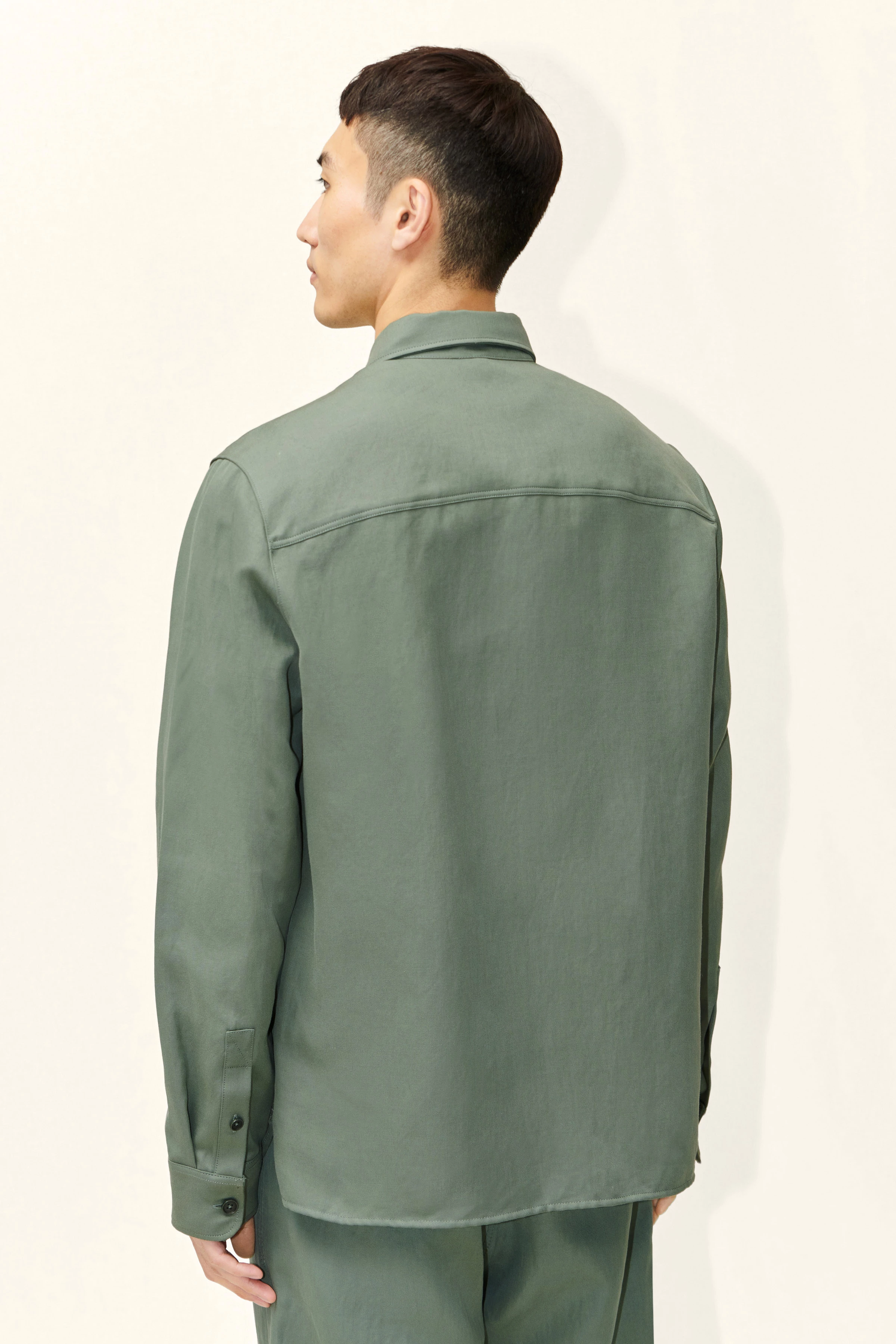 GUNRAY - Relaxed Fit Overshirt in Viskose-Baumwolle Twill - Herren - grün - Rückansicht