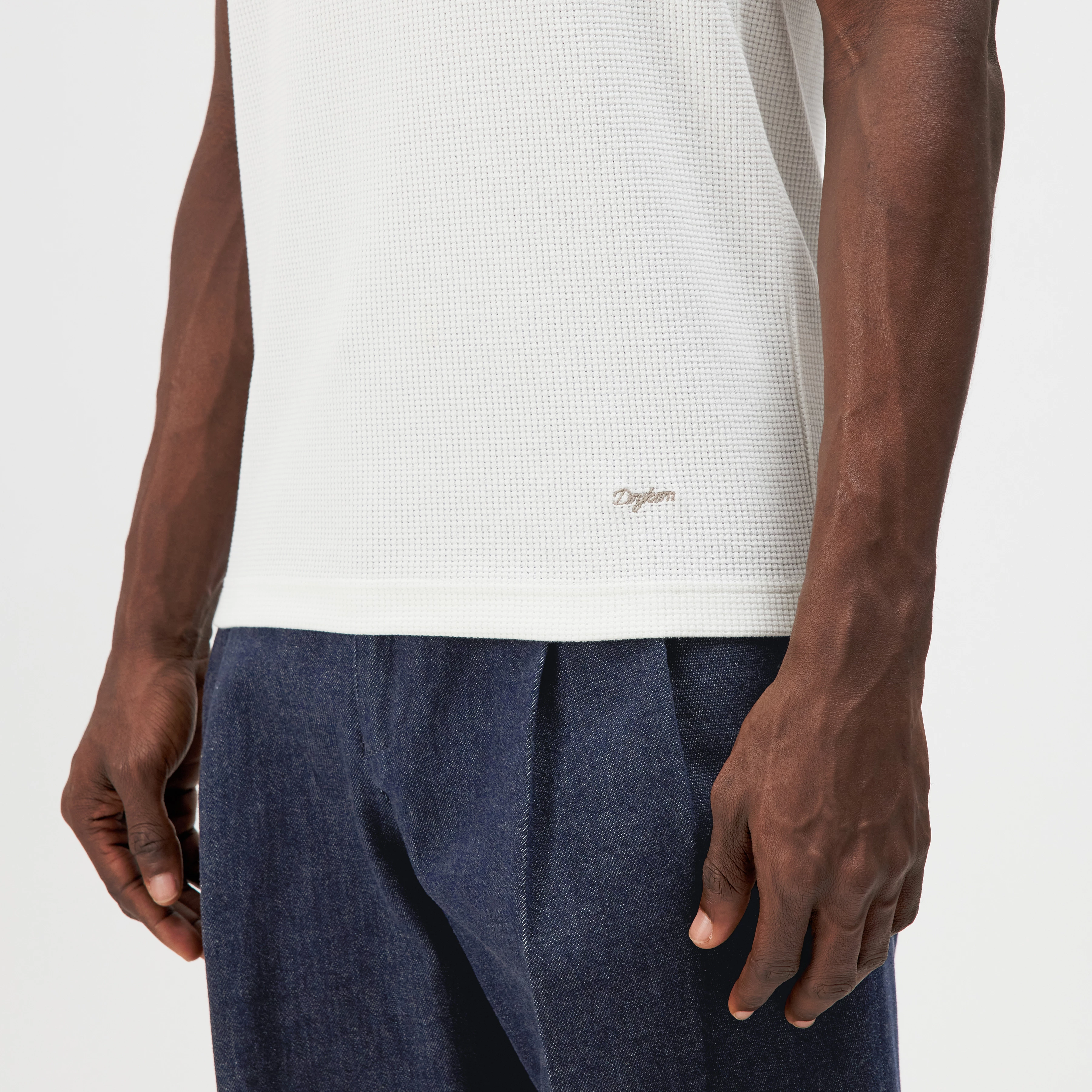 NATHAN - Bodyfitted Ripp-Tanktop mit strukturierter Oberfläche - Herren - weiß - Detailansicht am Model