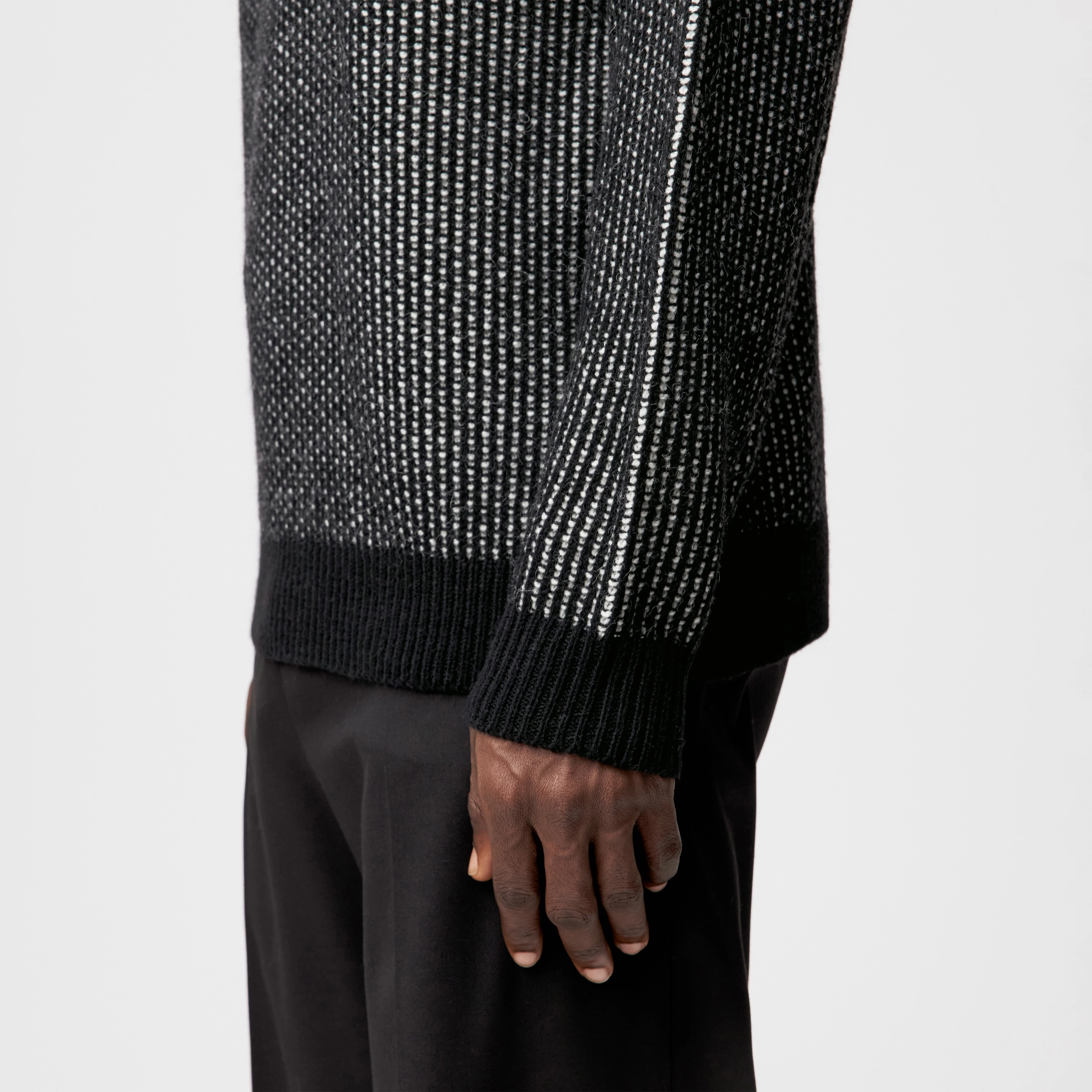 NEELIO - Pullover in zweifarbigen Woll-Alpakamix - Herren - schwarz - Detailansicht am Model