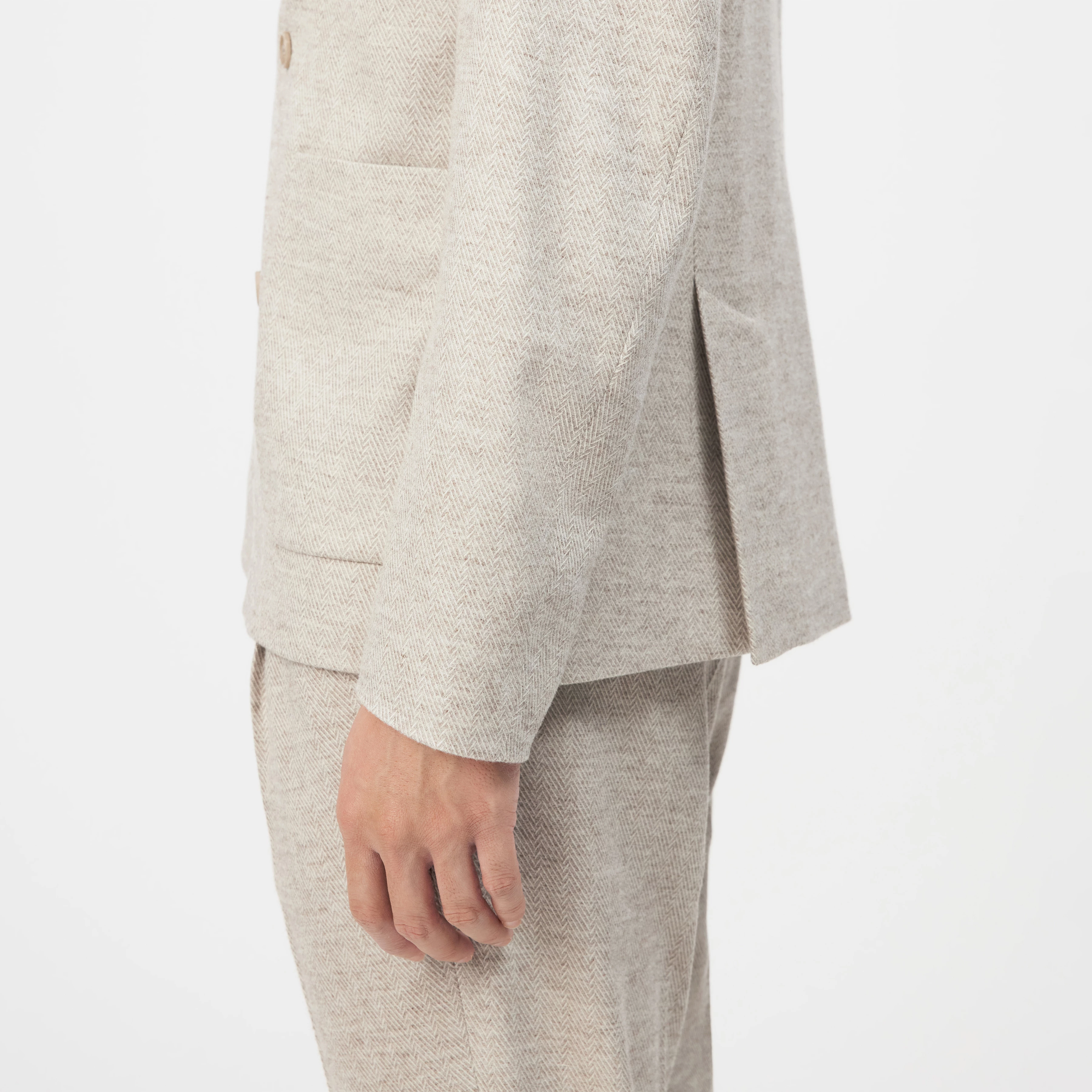 DOMARO - Zweireihiges Sakko in Viskose-Woll-Mix - Herren - beige - Detailansicht am Model