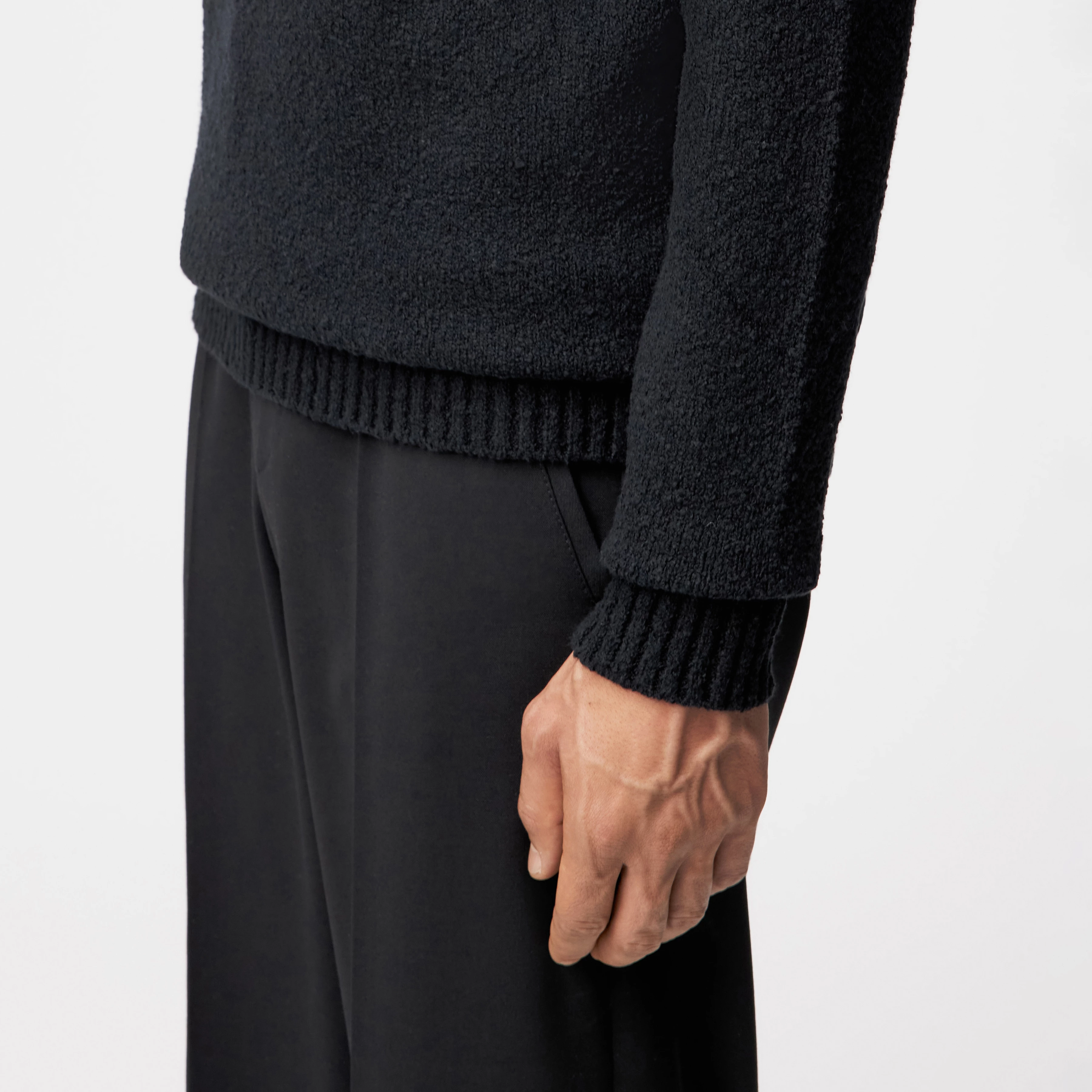 ZAYN - Stand-up collar jumper in bouclé cotton blend - men - Natural Aluminium - Detailansicht am Model