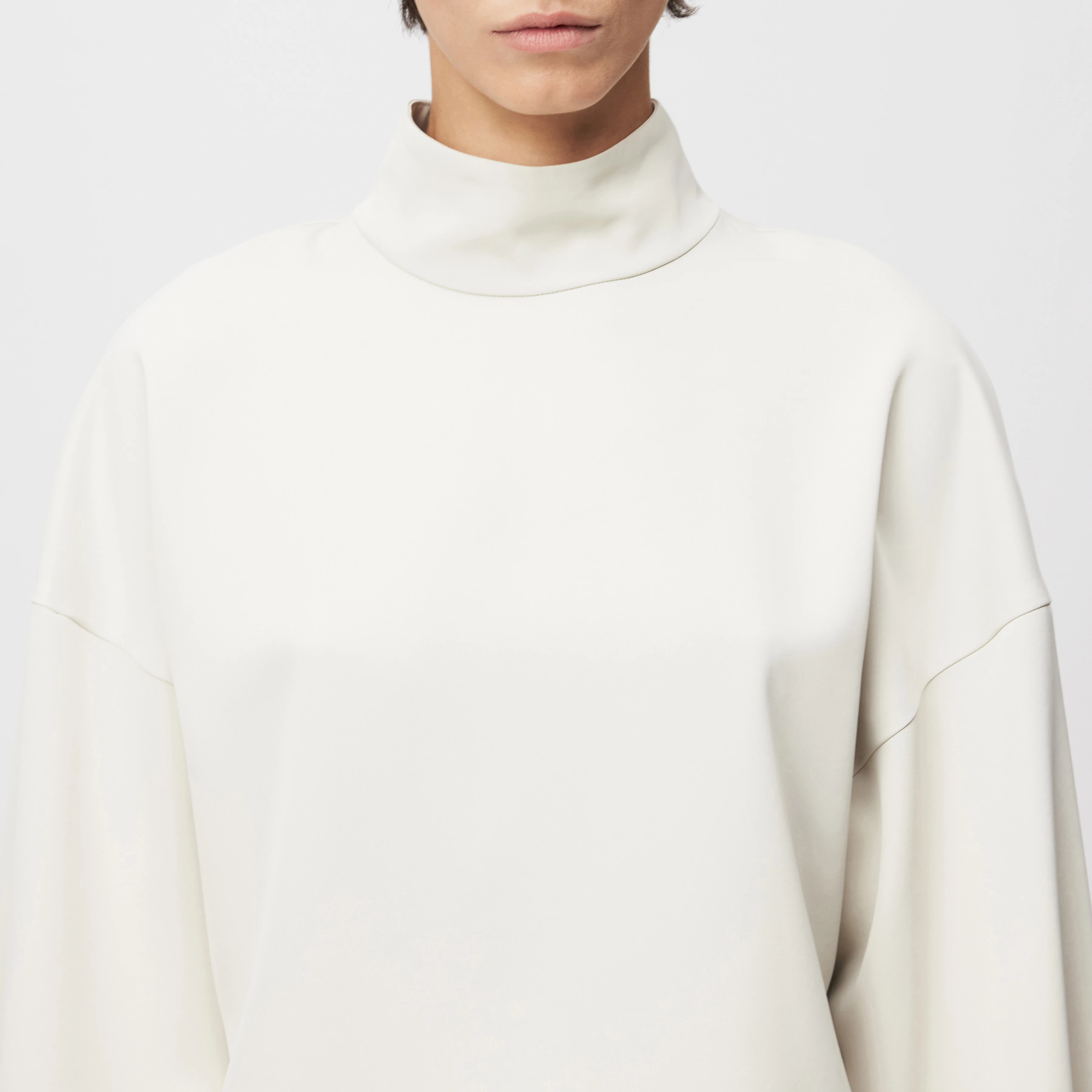 ALVARA - Blouse met opstaande kraag in satijn - dames - beige - Detailansicht am Model