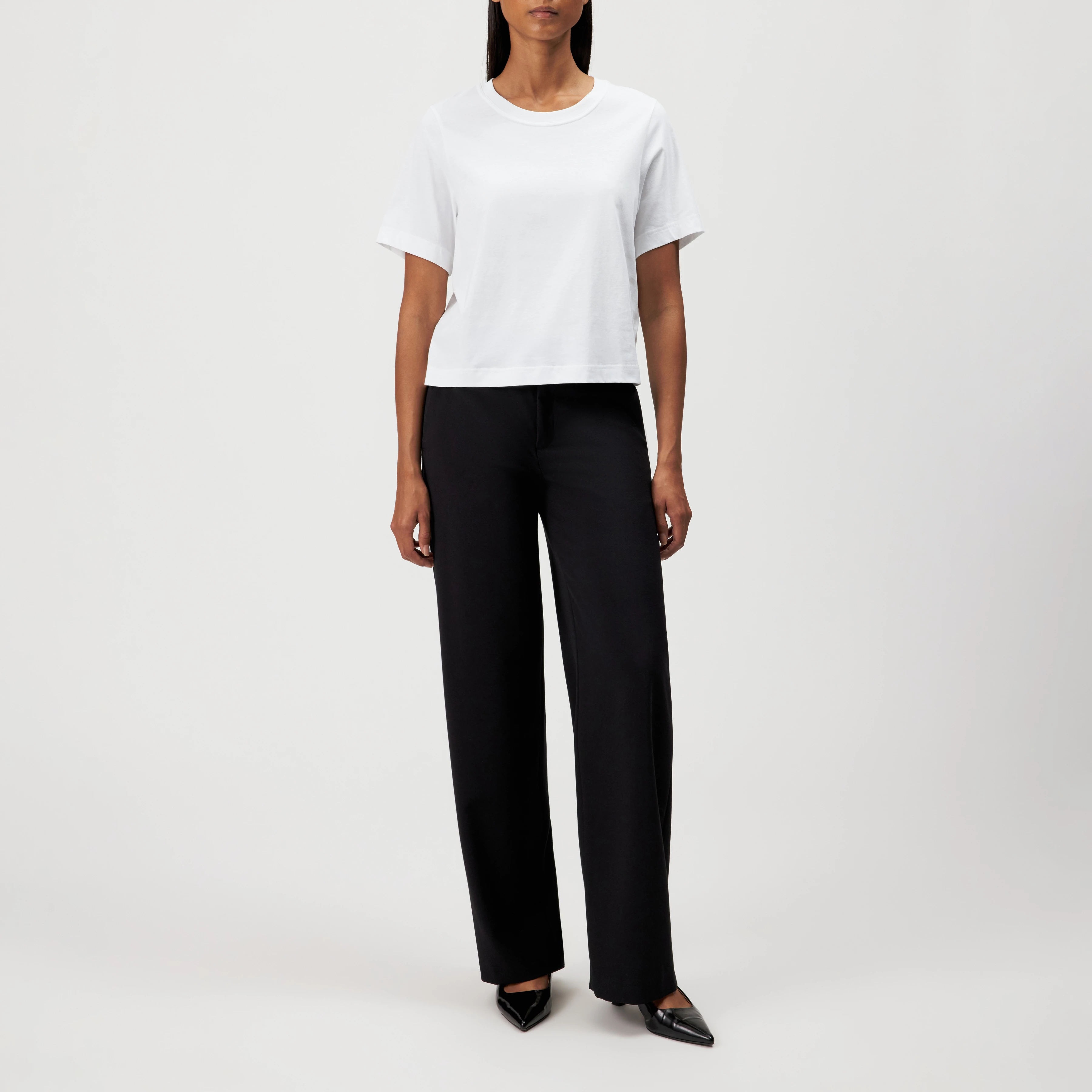 QIRA - Regular Fit T-Shirt in reiner Baumwolle - Damen - weiß - Ganzkörper-Frontansicht