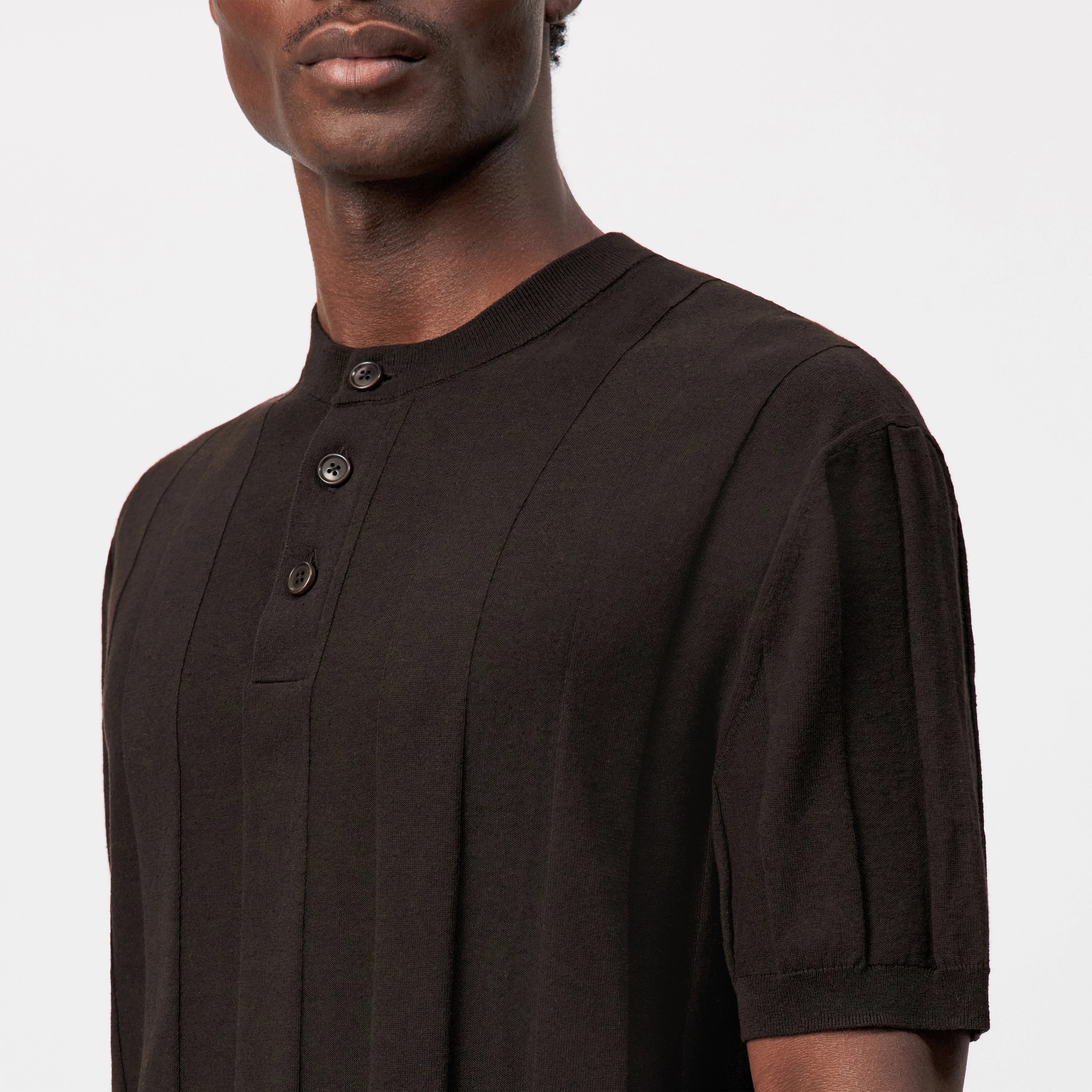 FREEKO - Regular Fit Linen-Cotton Polo Shirt - men - brown - Detailansicht am Model