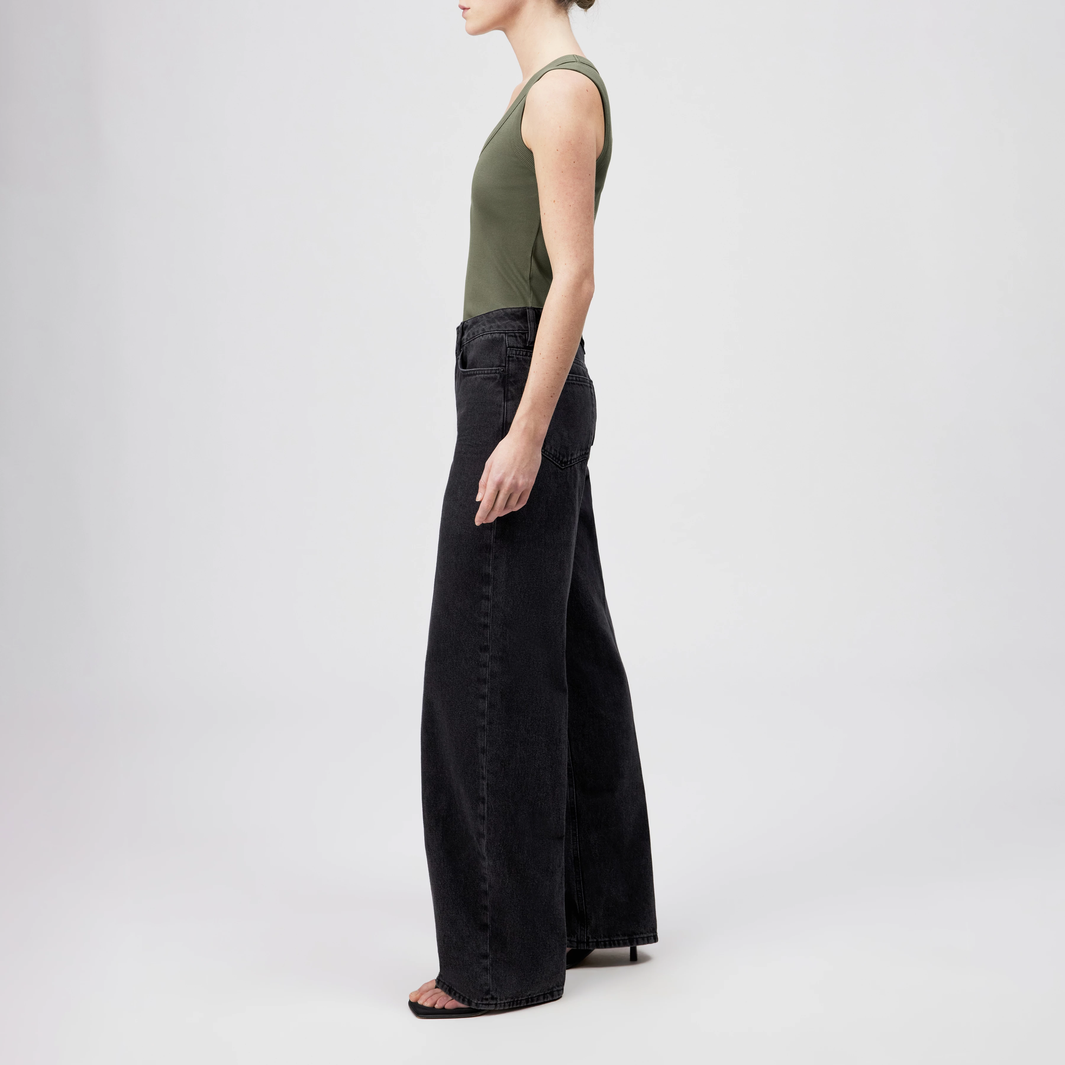 TAVIRA - Ribbed tank top with feminine round neckline - women - green - Seitenansicht