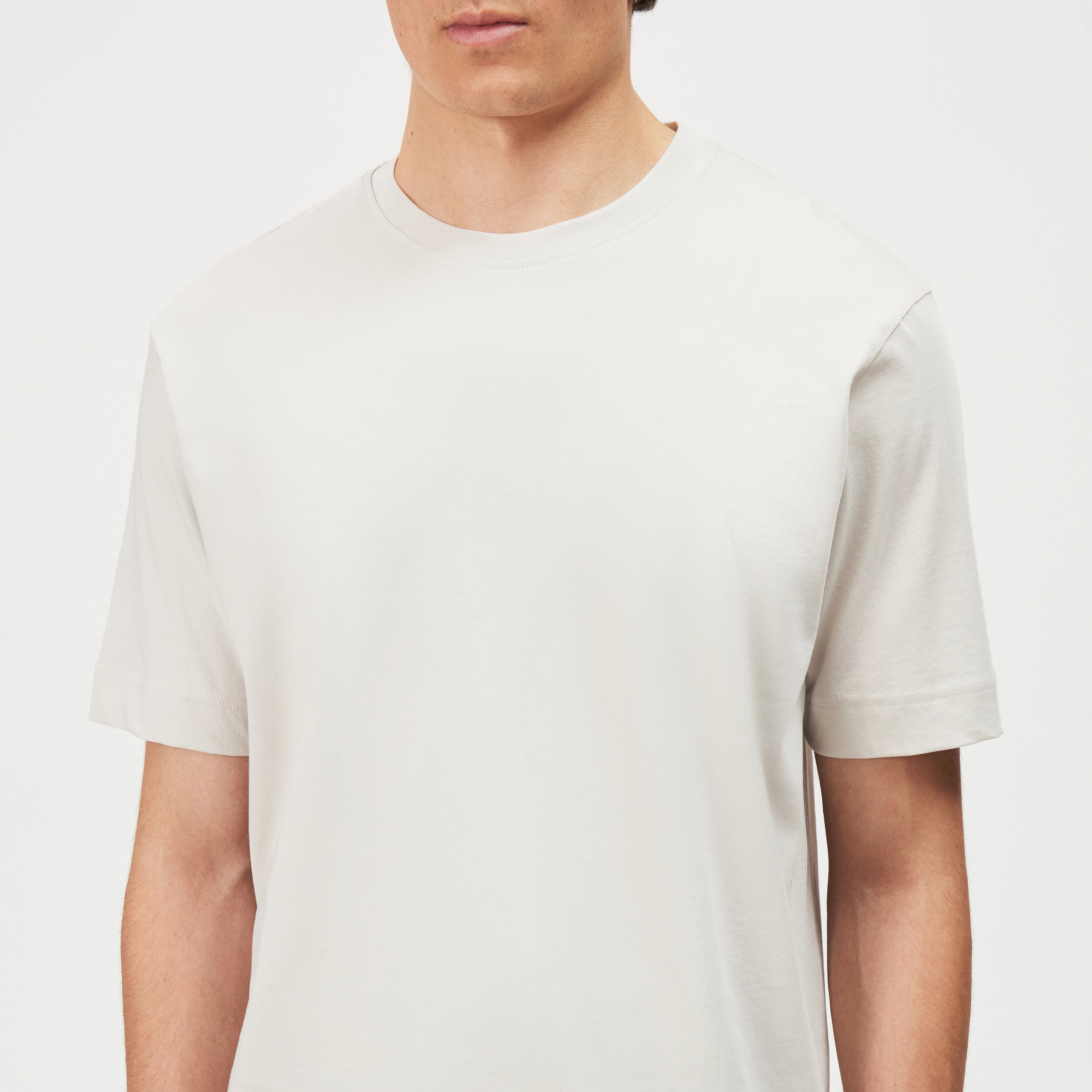 RAPHAEL - T-shirt in pure cotton - men - off white - Detailansicht am Model