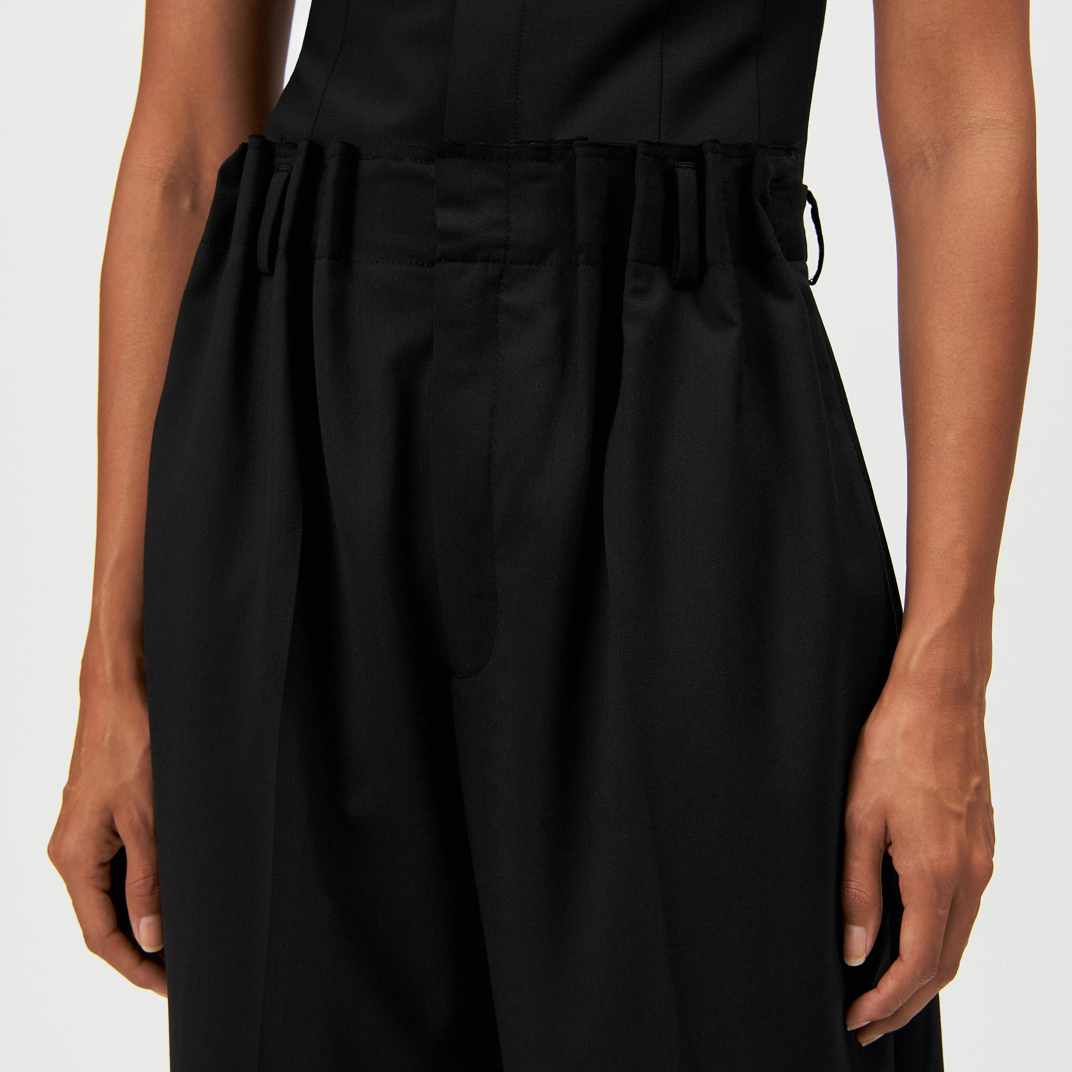 ELIDE - Wide pleated wool trousers - women - black - Detailansicht am Model