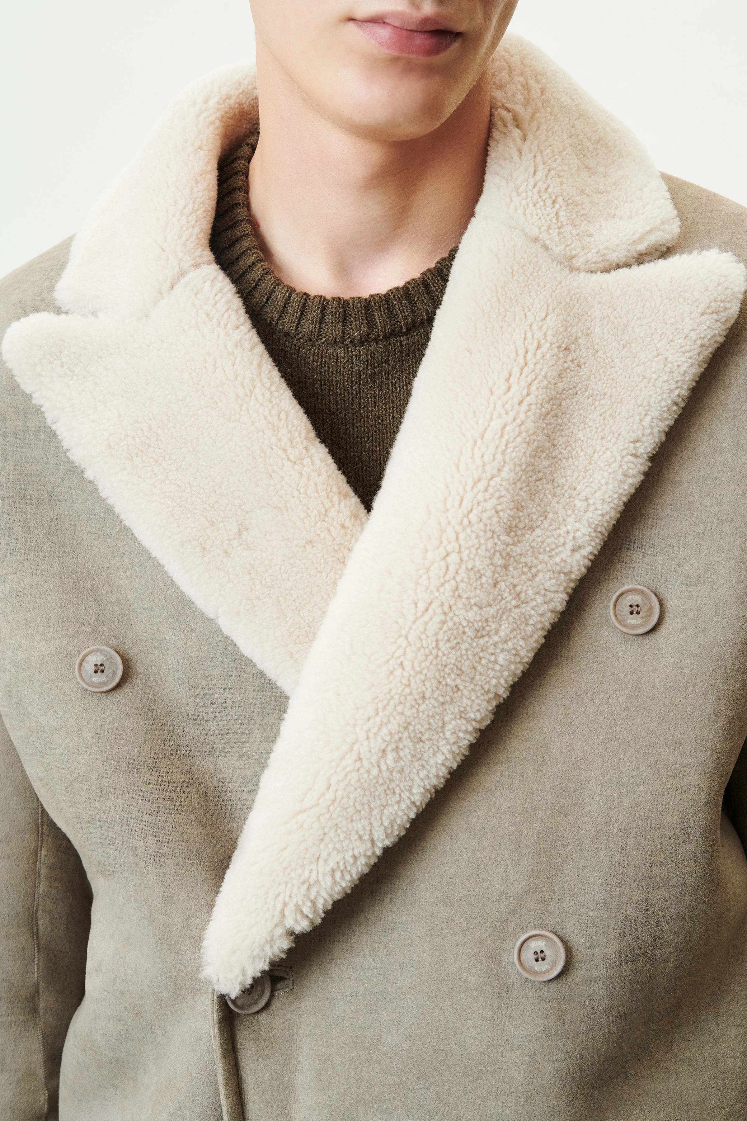 SKYE_L - Zweireihiger Reversmantel in Lammfell - Herren - grün - Detailansicht am Model