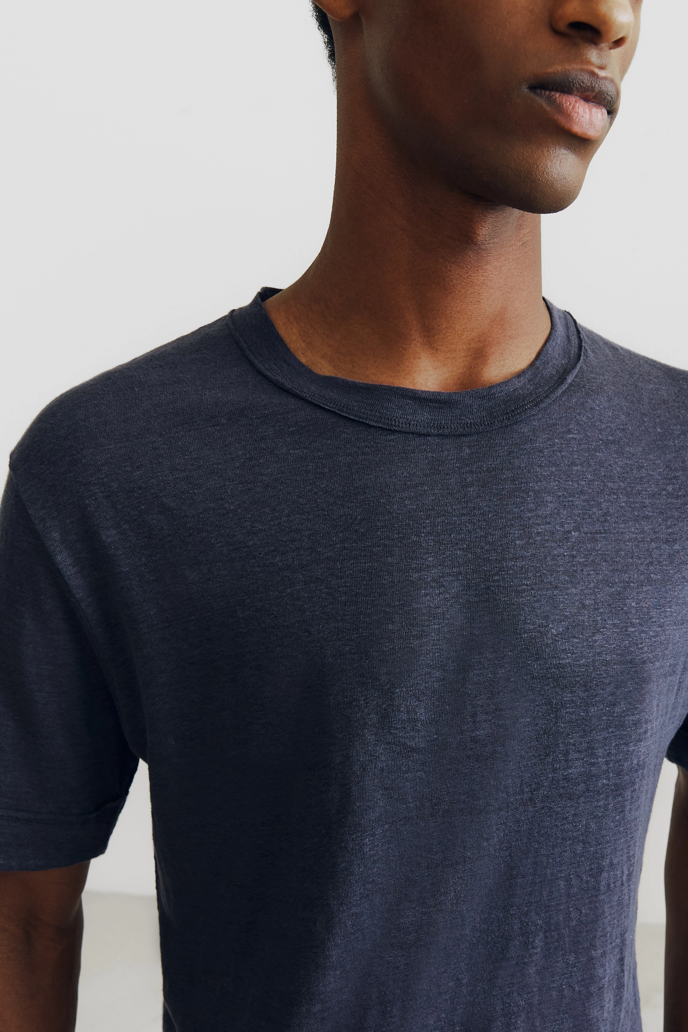 RAPHAEL - T-Shirt in reinem Leinen - Herren - blau - Detailansicht am Model