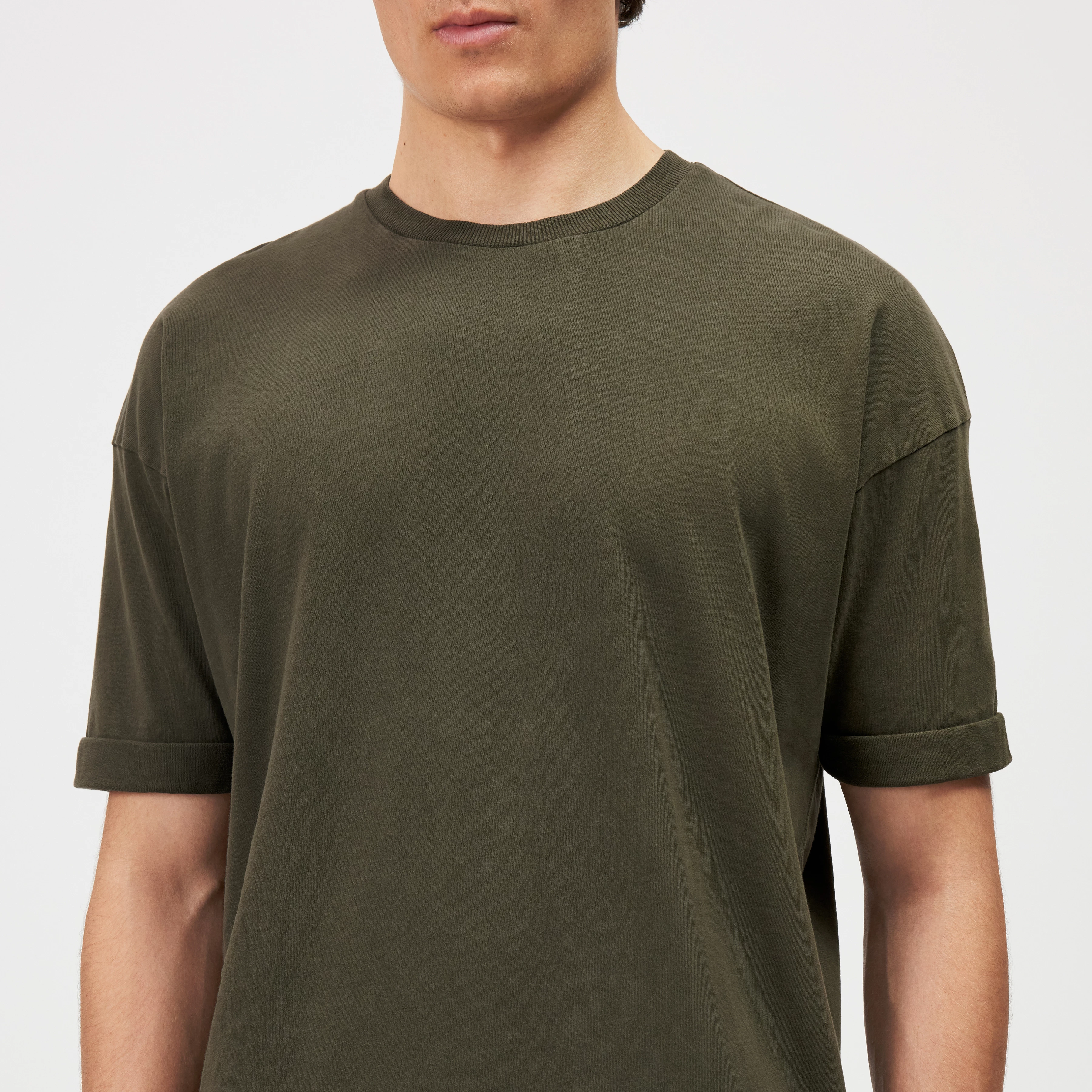 THILO - Relaxed fit T-shirt in soft cotton with washed look - men - green - Detailansicht am Model