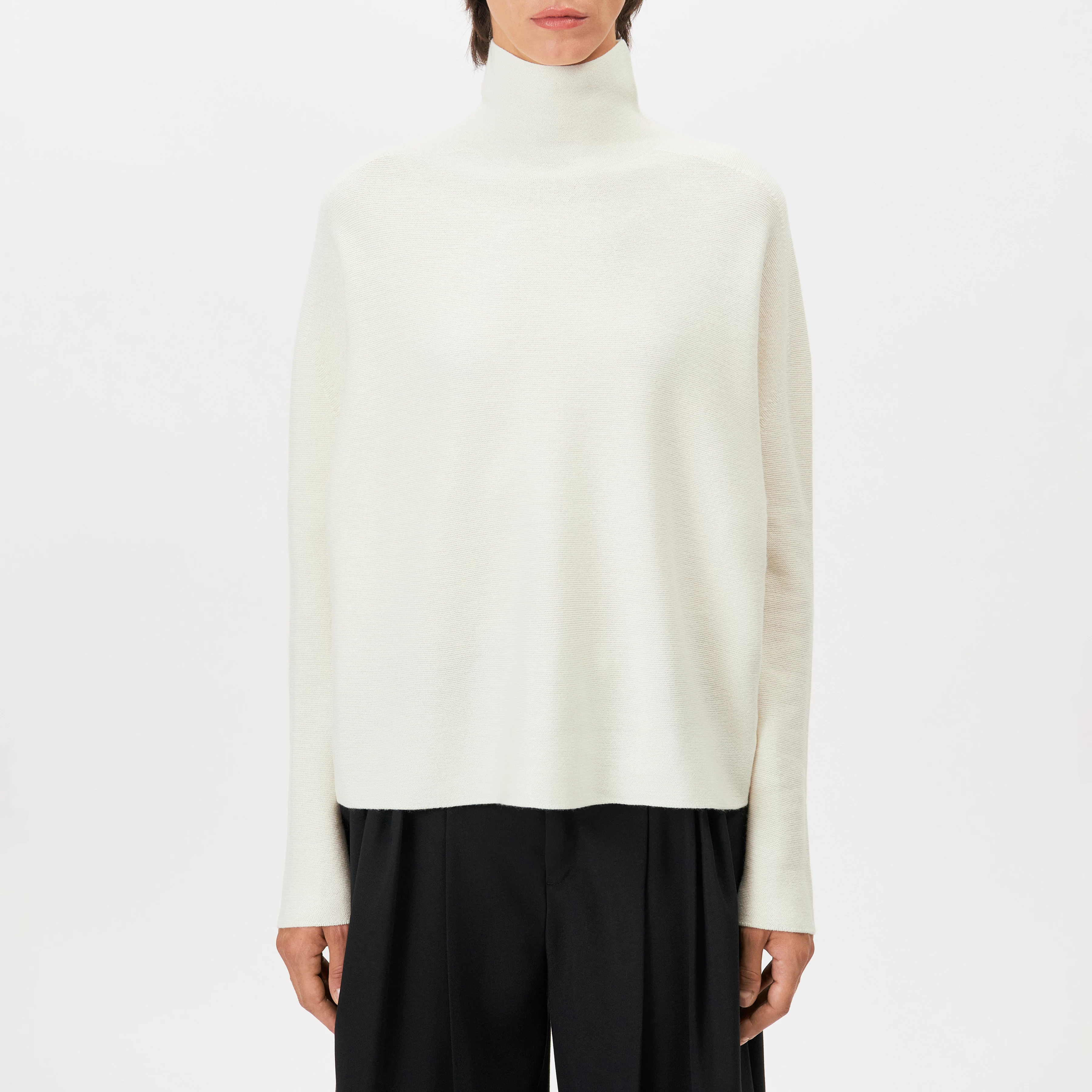 LIORA - Egg-shape turtleneck jumper in 100% merino wool - women - off white - Frontansicht